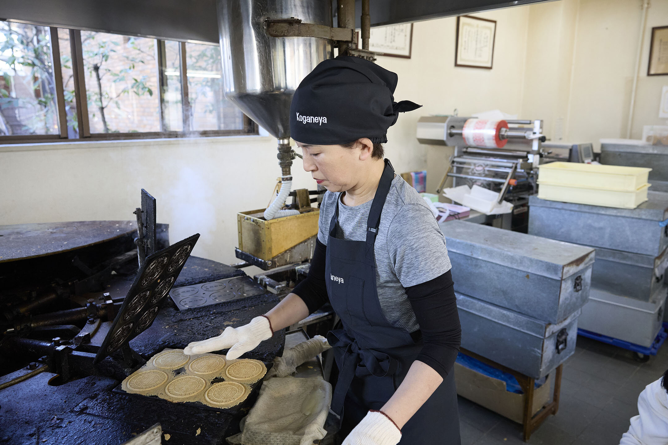 代表の白本さんが、炭酸せんべいを焼き上げている様子