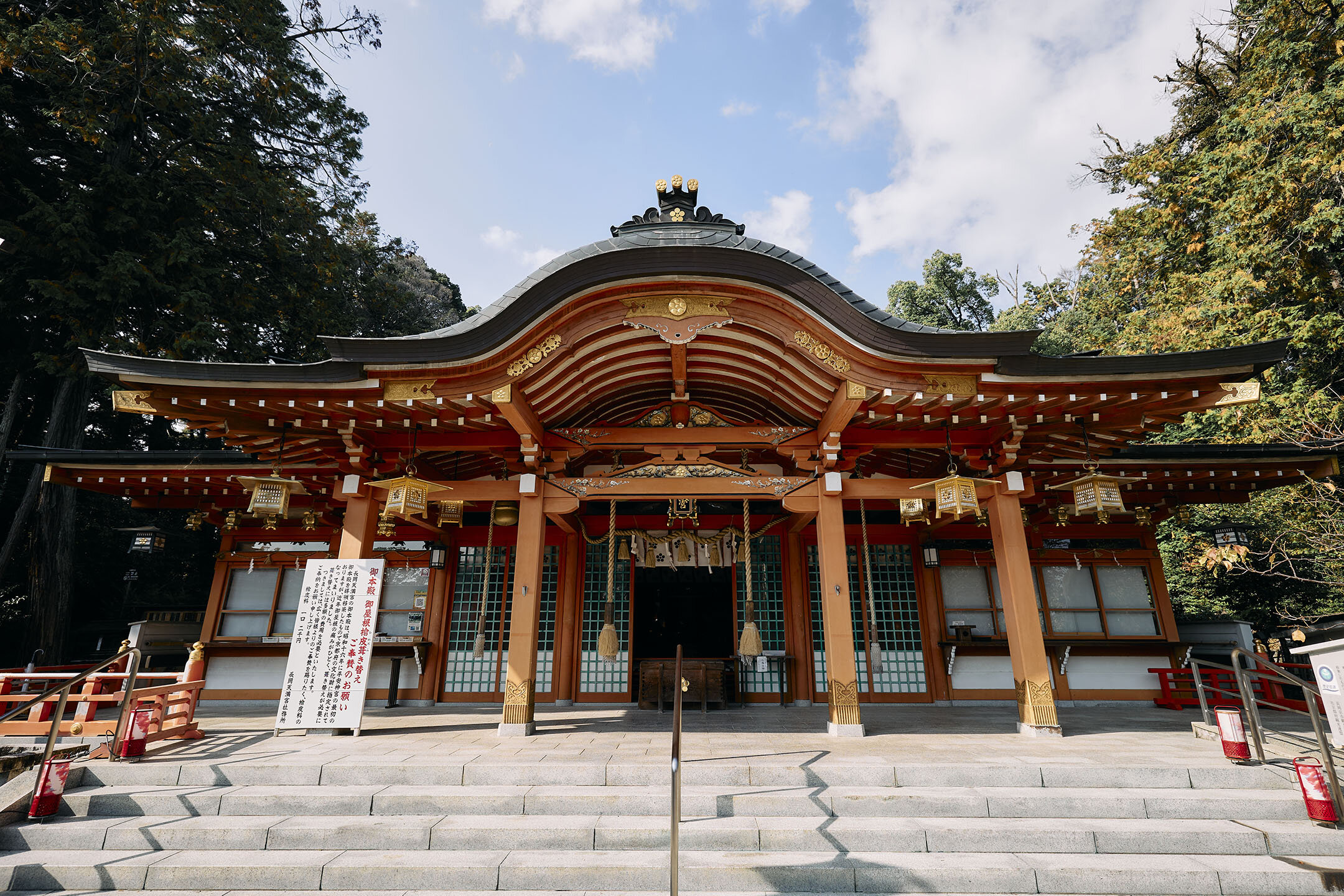 平成10年に朱塗りに増改築された拝殿