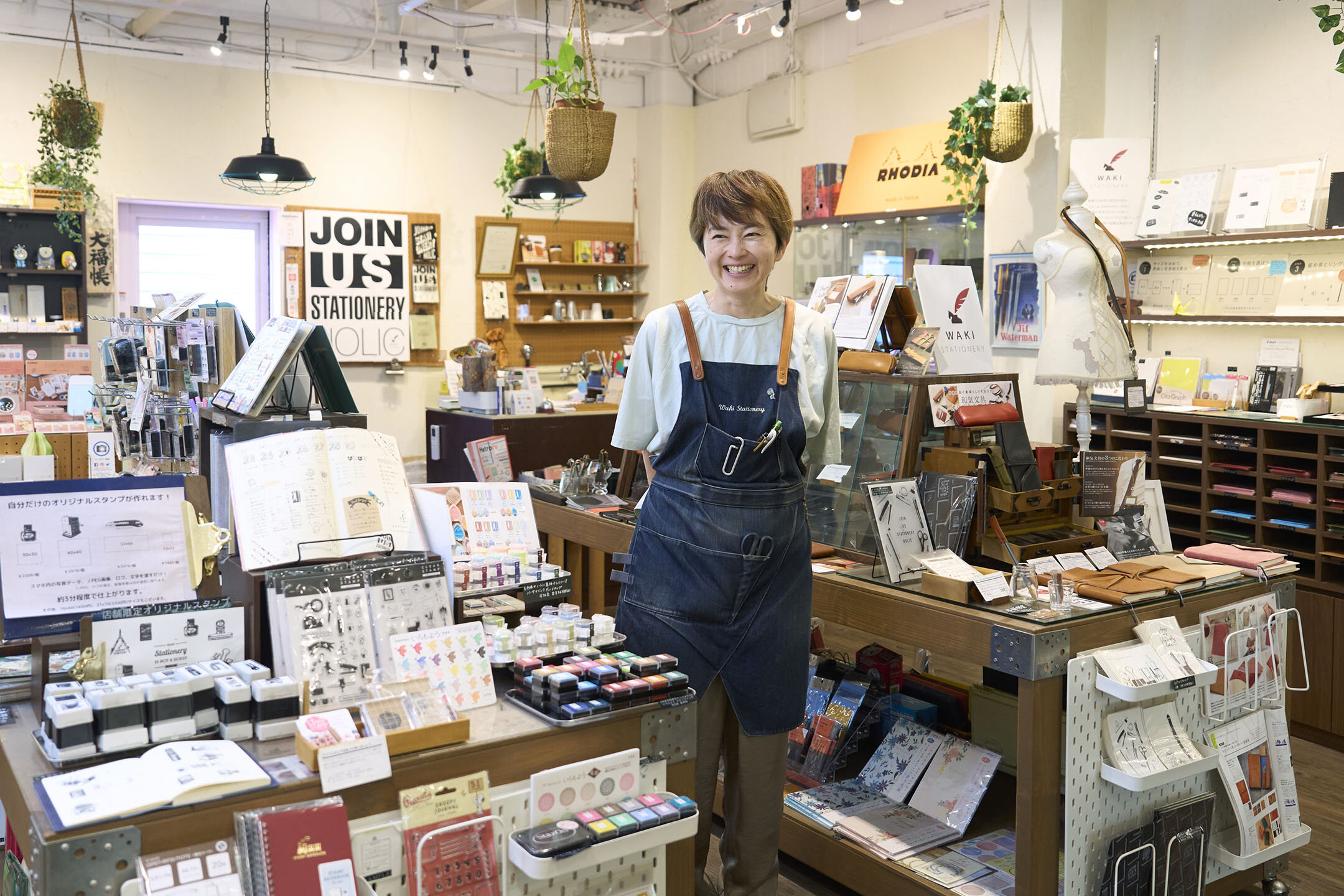 文房具にあふれる店内で、笑顔で語る店長の大池さん。