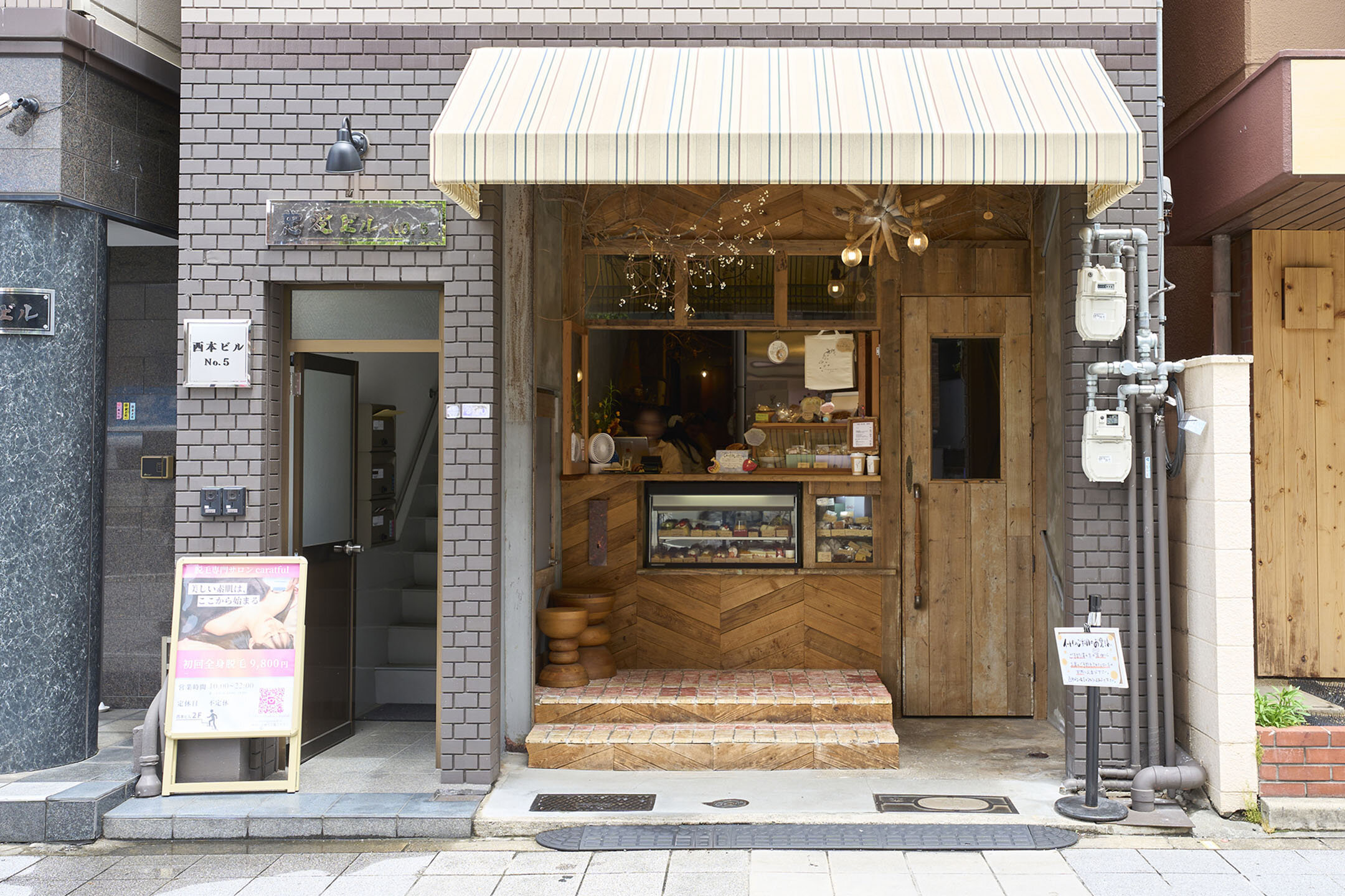 ビルの1Fにあるcafe sugar ebieの外観。