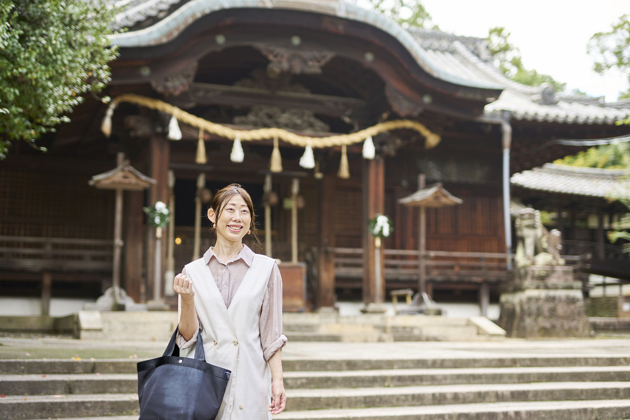 /『向日神社』本殿前でにこやかに話す由紀子さん
