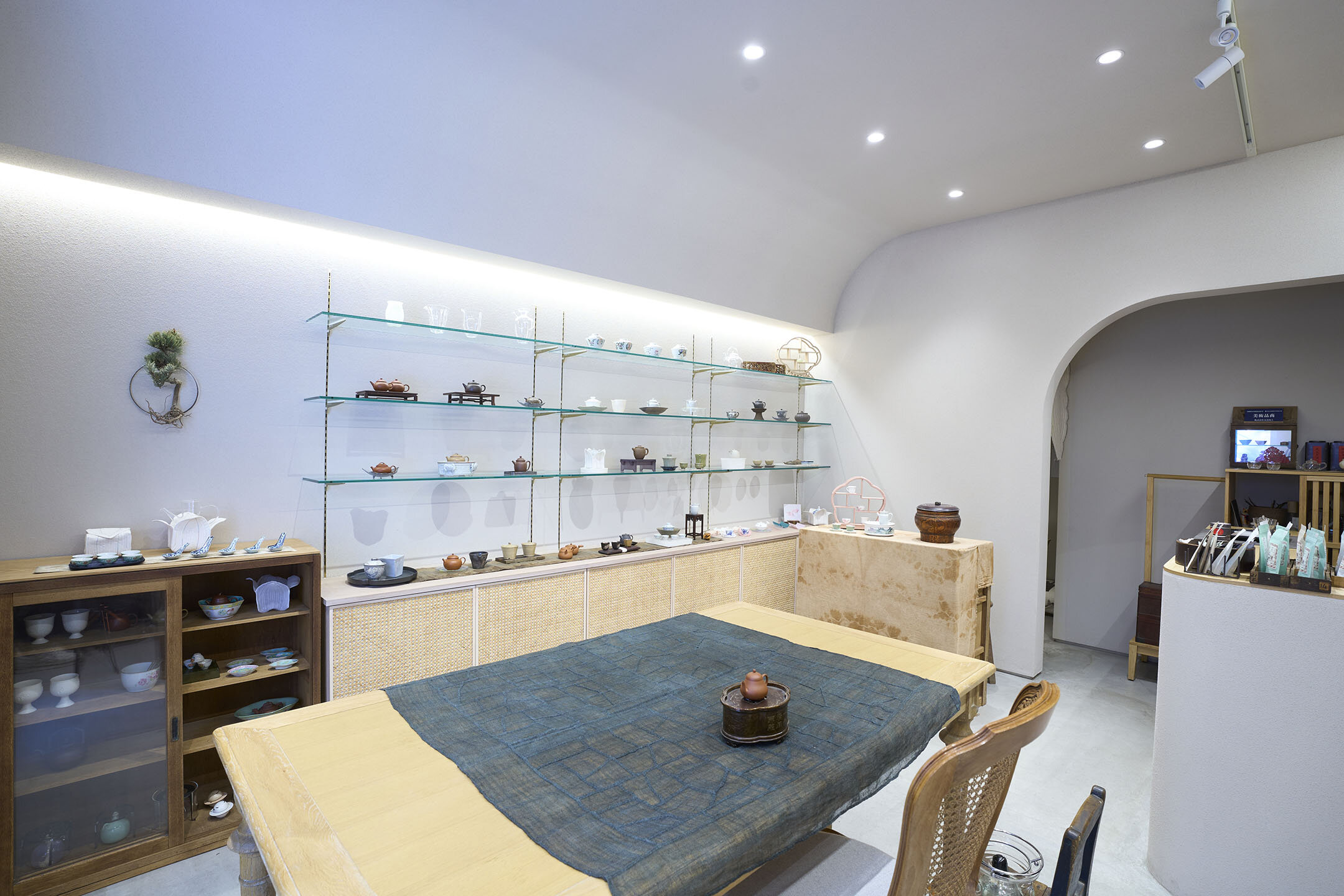『火と木』の店内、新作茶器から古道具まで並べられている