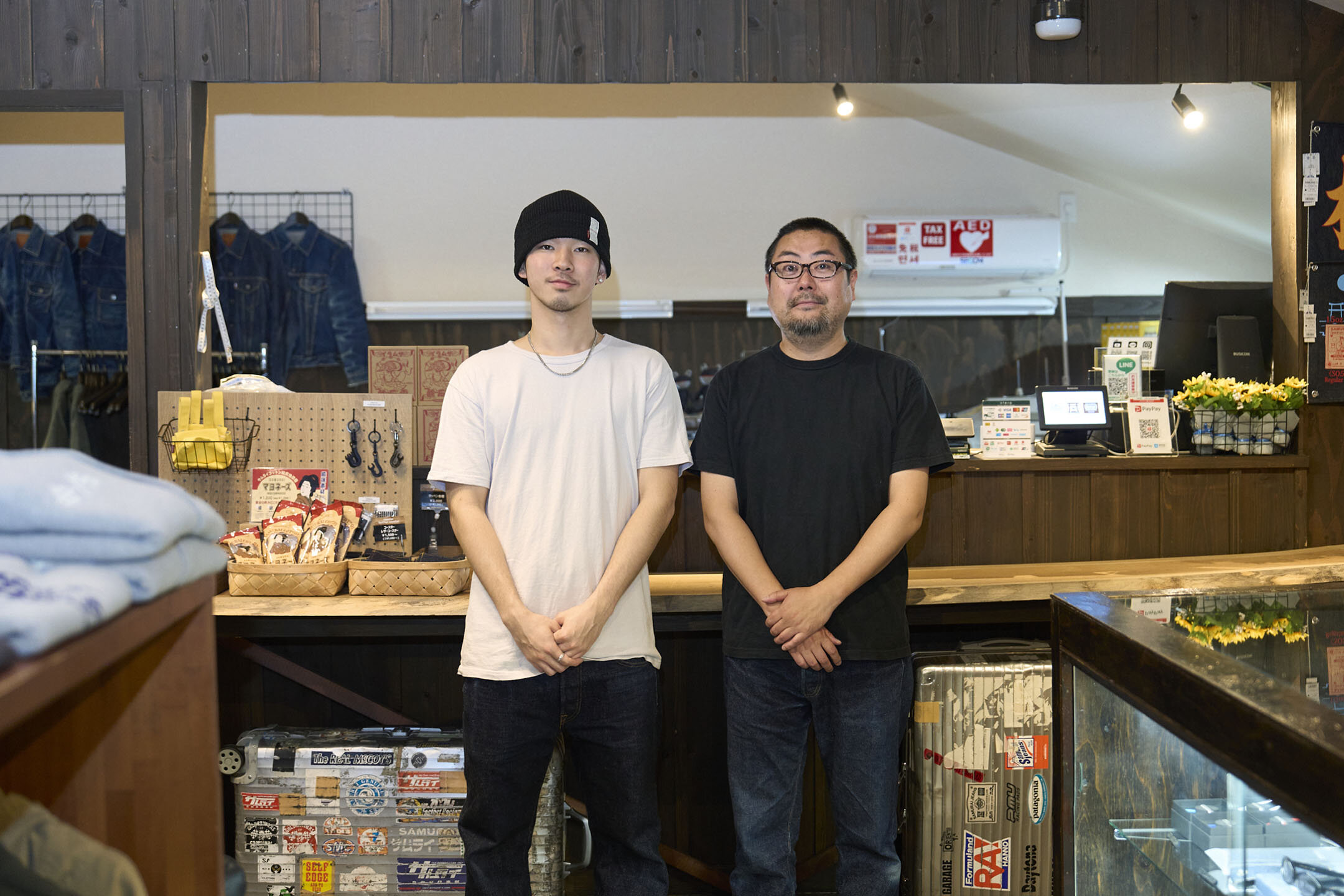 サムライジーンズ スタッフ 垰慎一朗さん(写真右)、仲西剣心さん