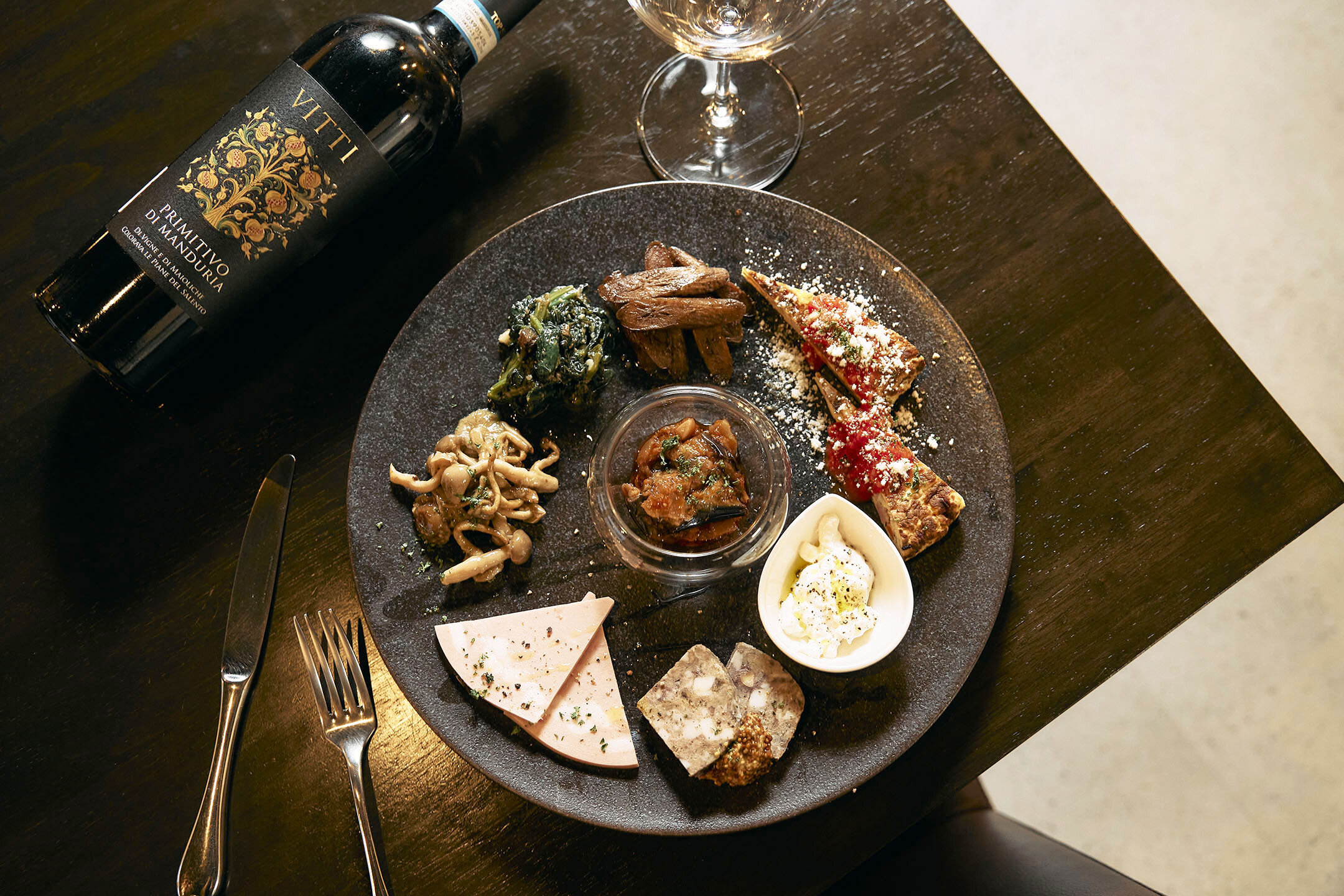 前菜盛合せとイタリア産のワインボトル