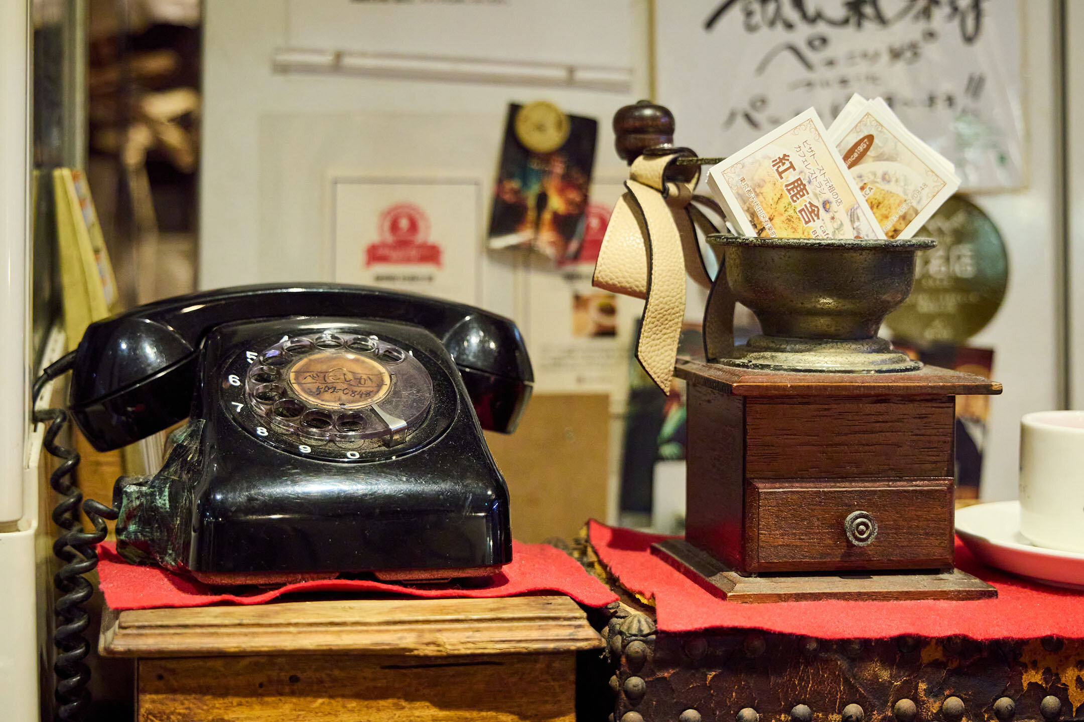 ベニシカの店内。昔懐かしの調度品や絵画が飾られている