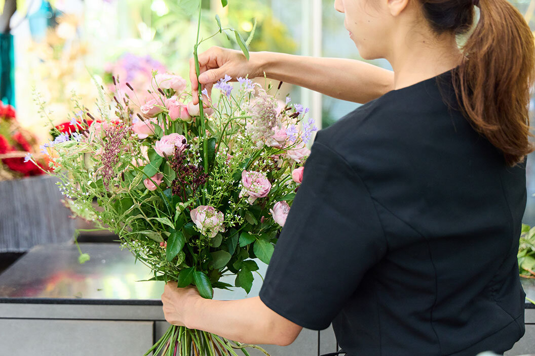 『日比谷公園本店』の作業場、花束に1本1本丁寧に花を差し込んでいく