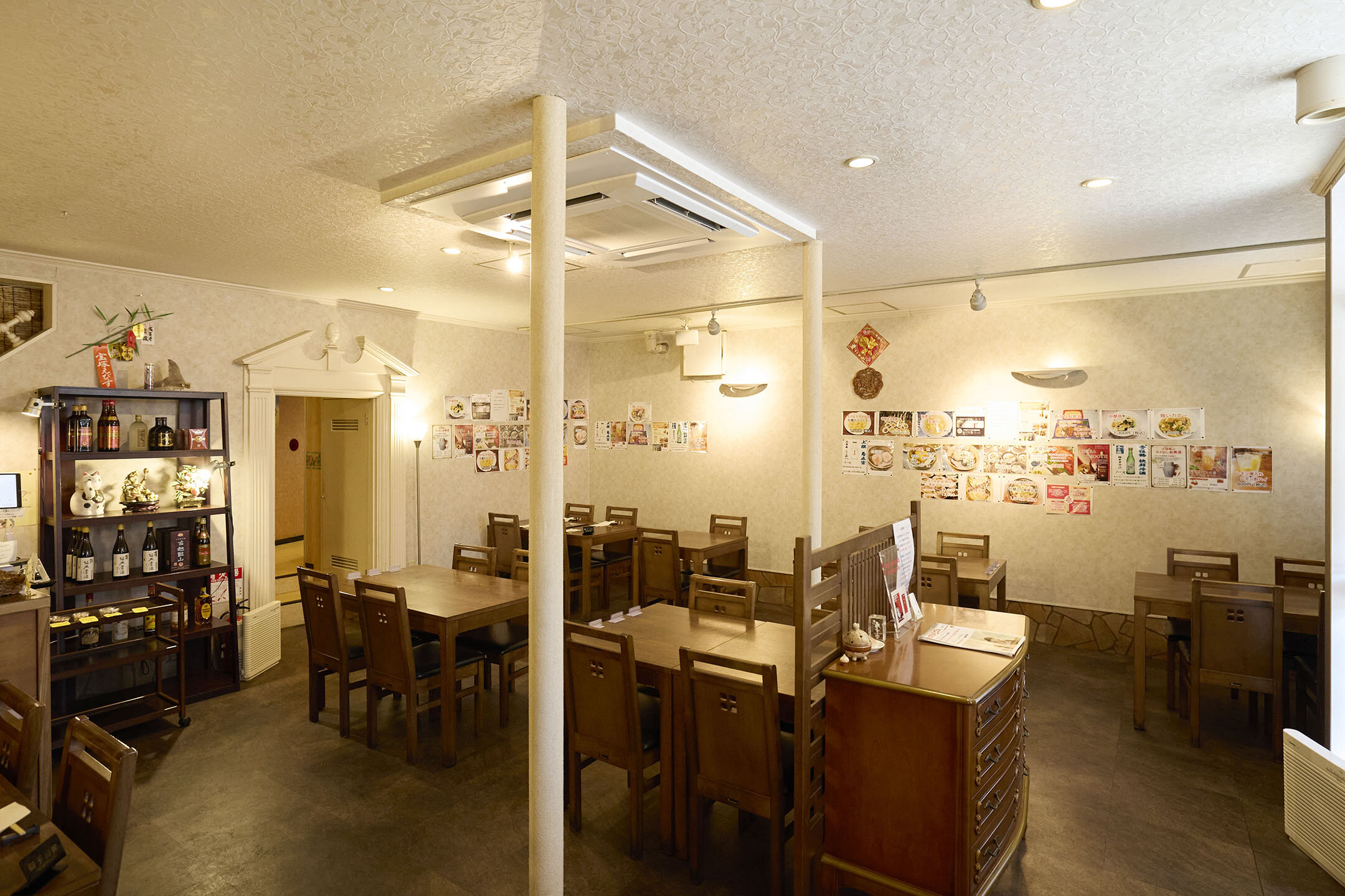 ゆったりとテーブルが設置された店内