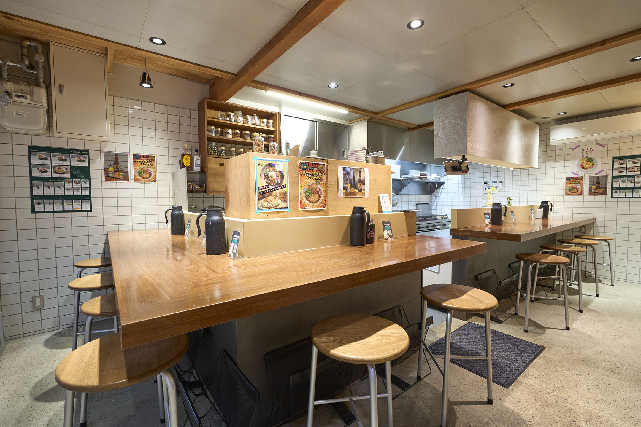 カウンター席がメインのSPICE×RAMEN スススの店内