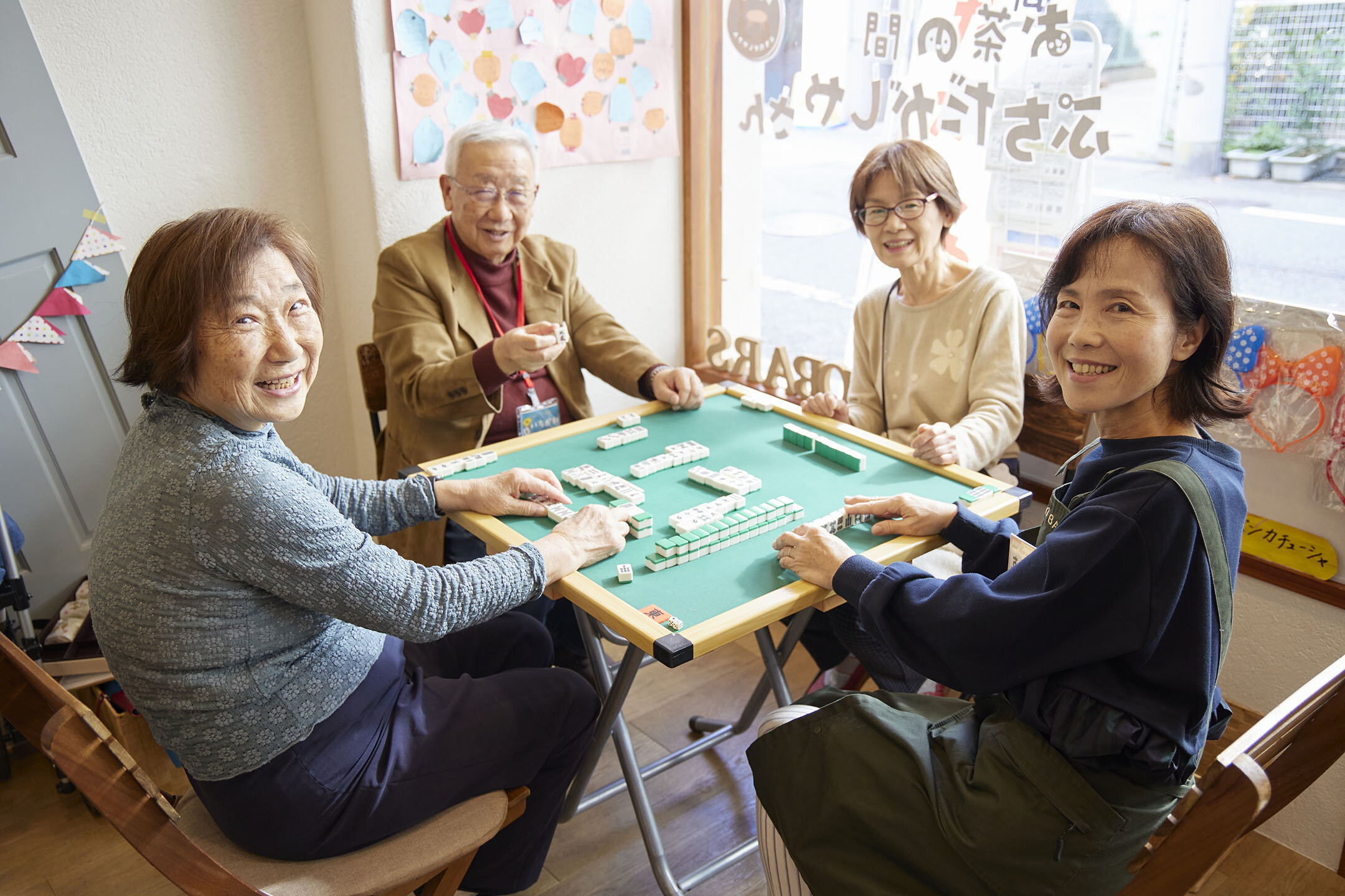 地域のセンセイが主催の「まーじゃん教室」の様子