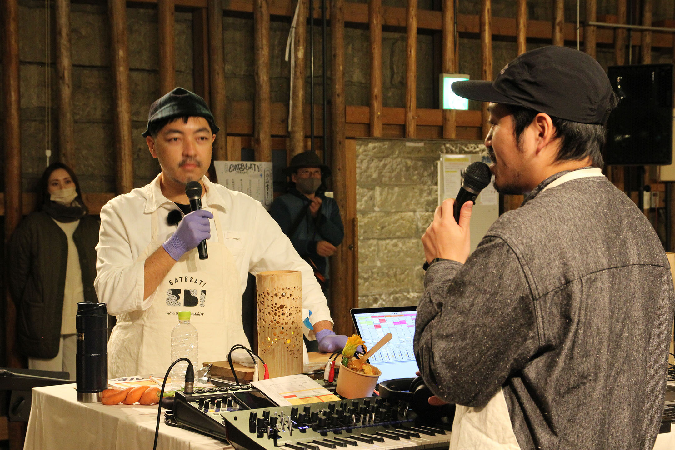 音楽家とライブパフォーマンスを行う堀田さん