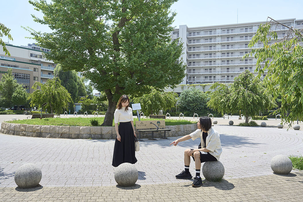 『キセラ川西せせらぎ公園』エントランス付近で話す夫妻