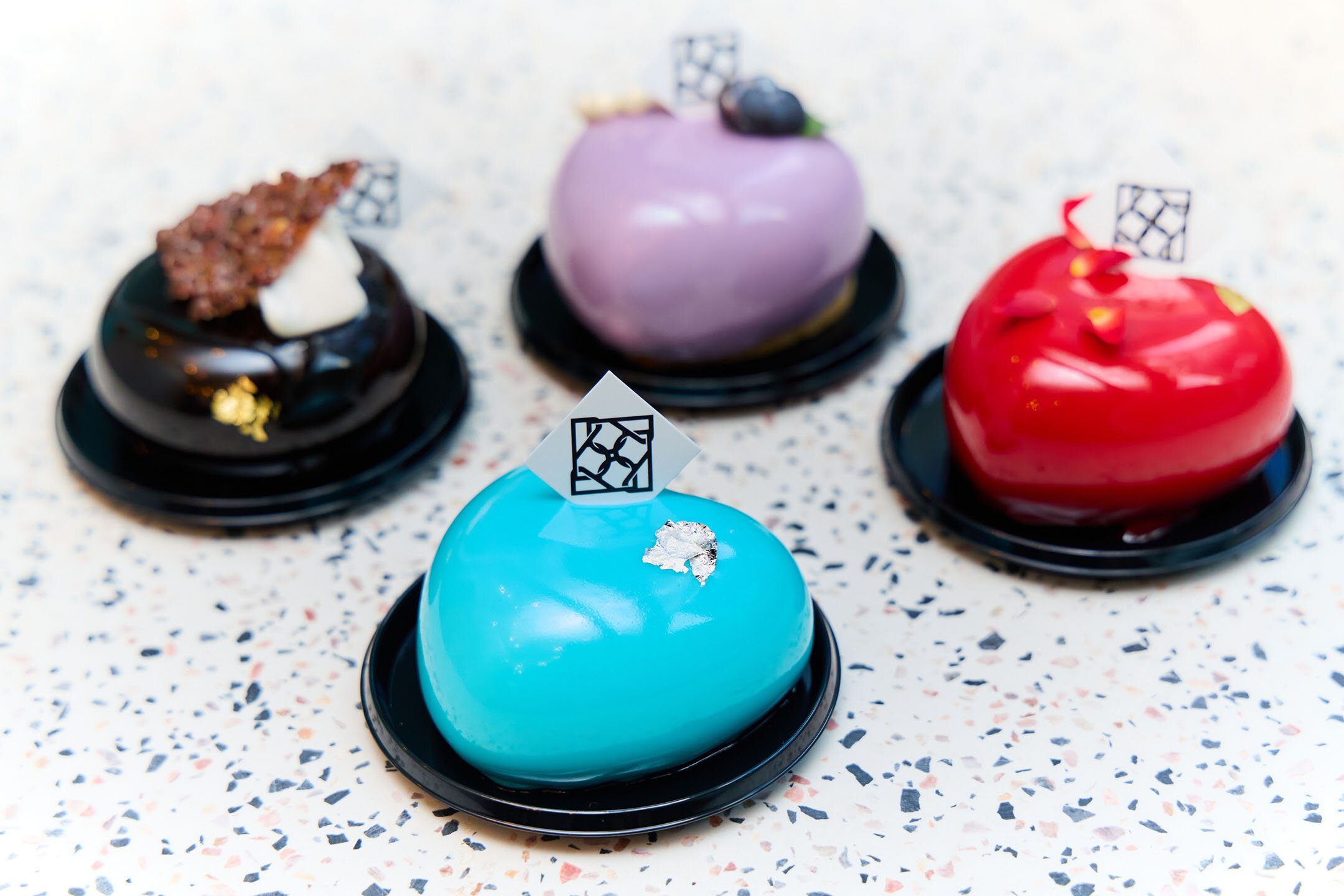 カラフルな色と美しいフォルムのケーキが4種類並ぶ