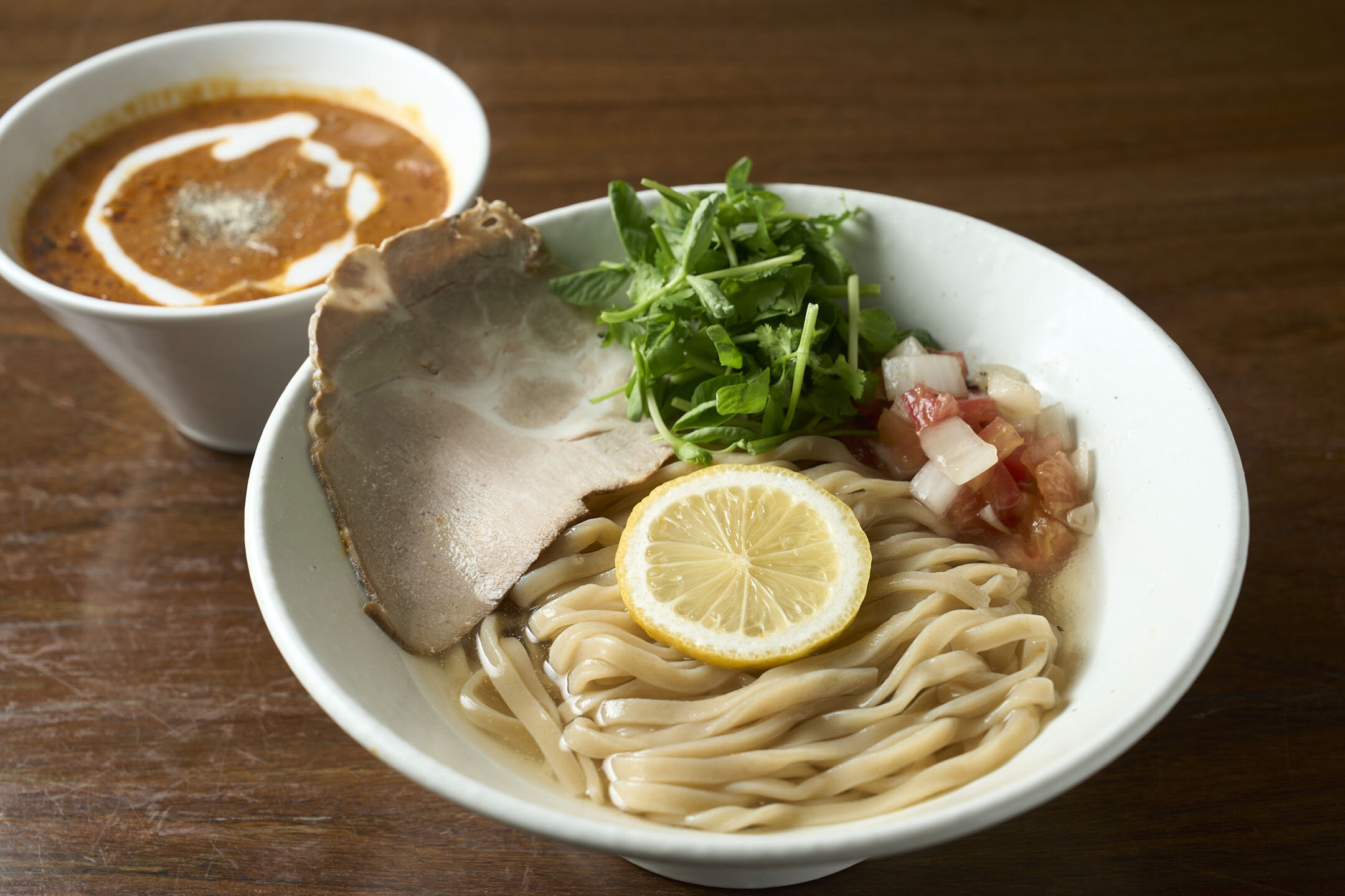 チャーシューやレモンがのったスススのつけ麺