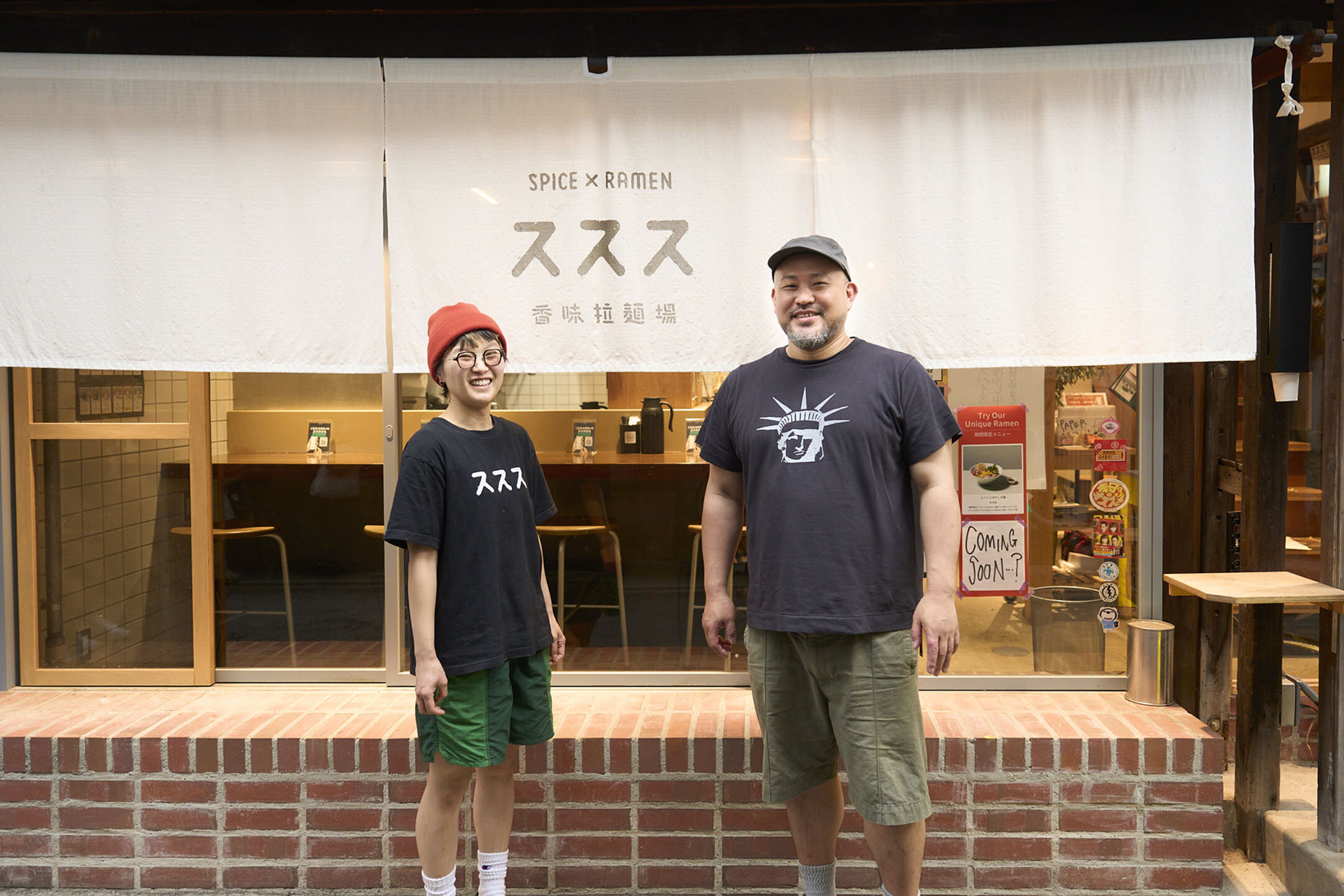 SPICE×RAMEN ススス 店主・髙岡深造さん（写真右）、店長・樋口友理さん
