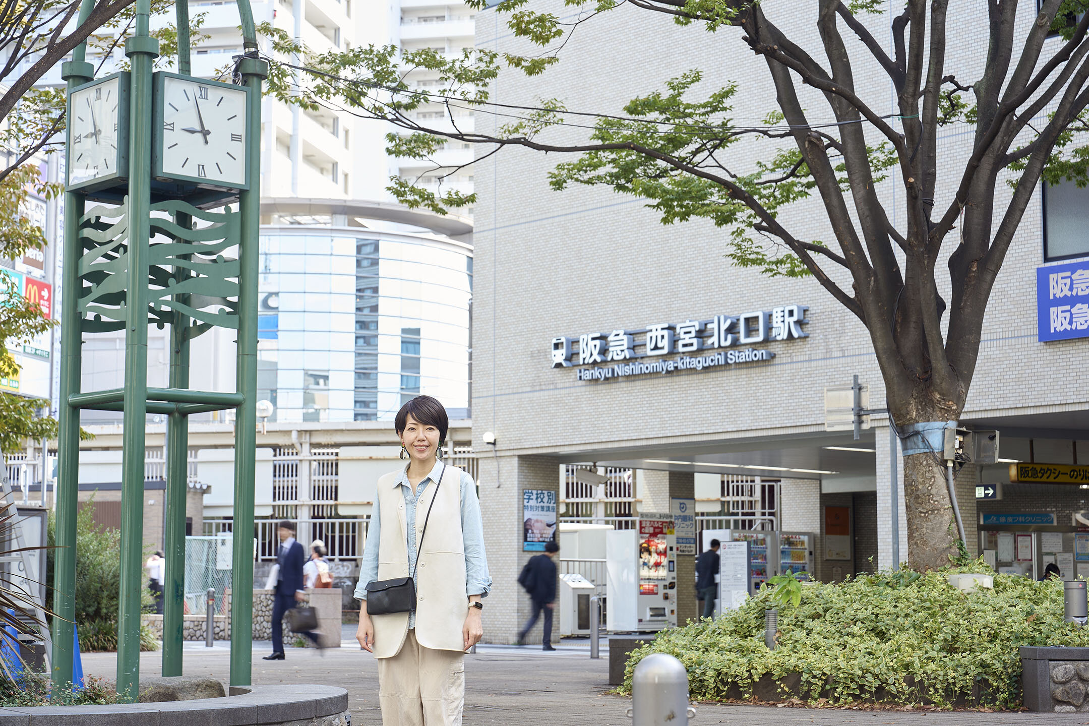 西宮北口駅駅前の『にしきた公園』に立つ北野さん