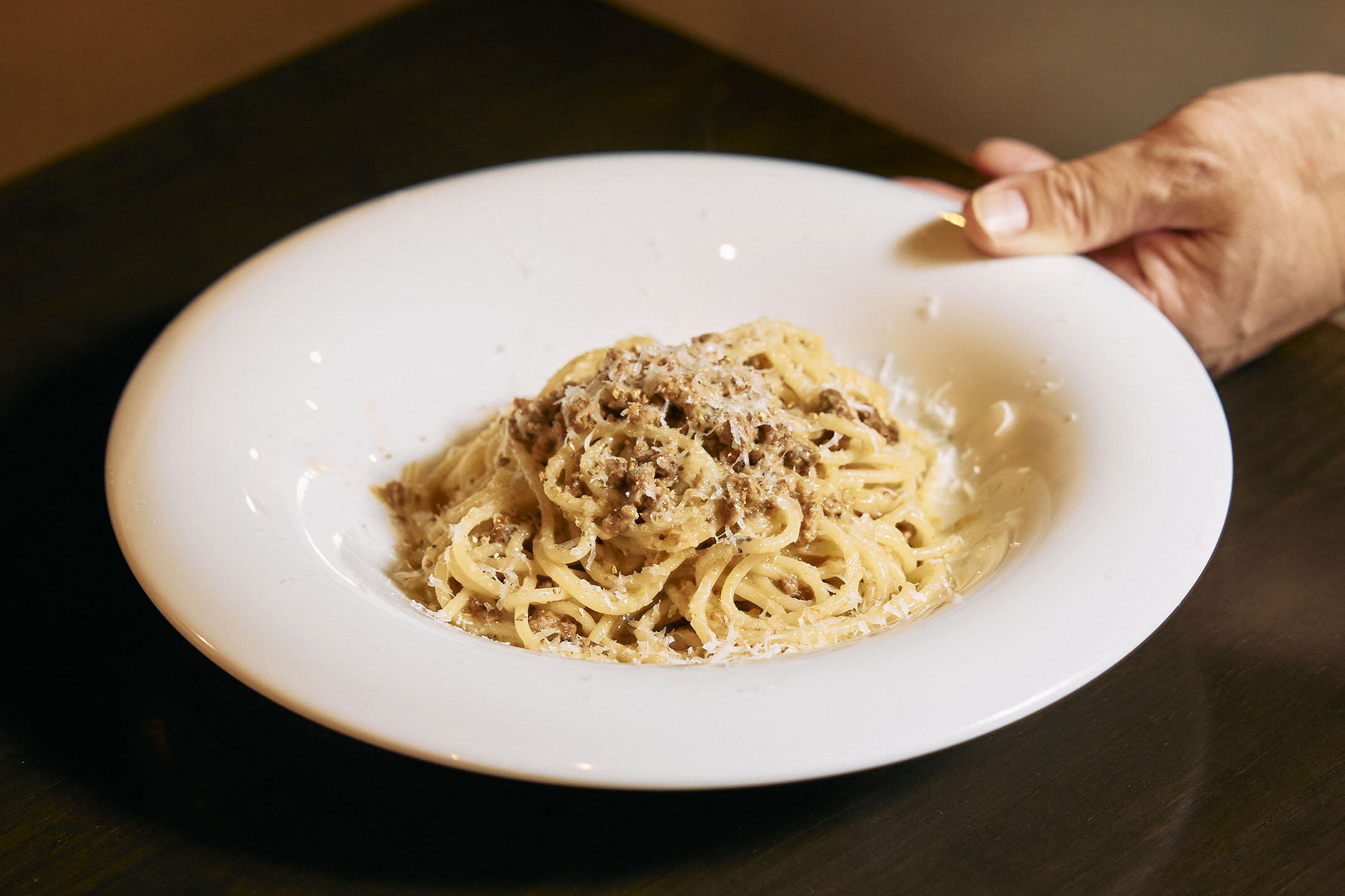 ワインとの相性もよい同店の看板メニュー「白いミートソース」