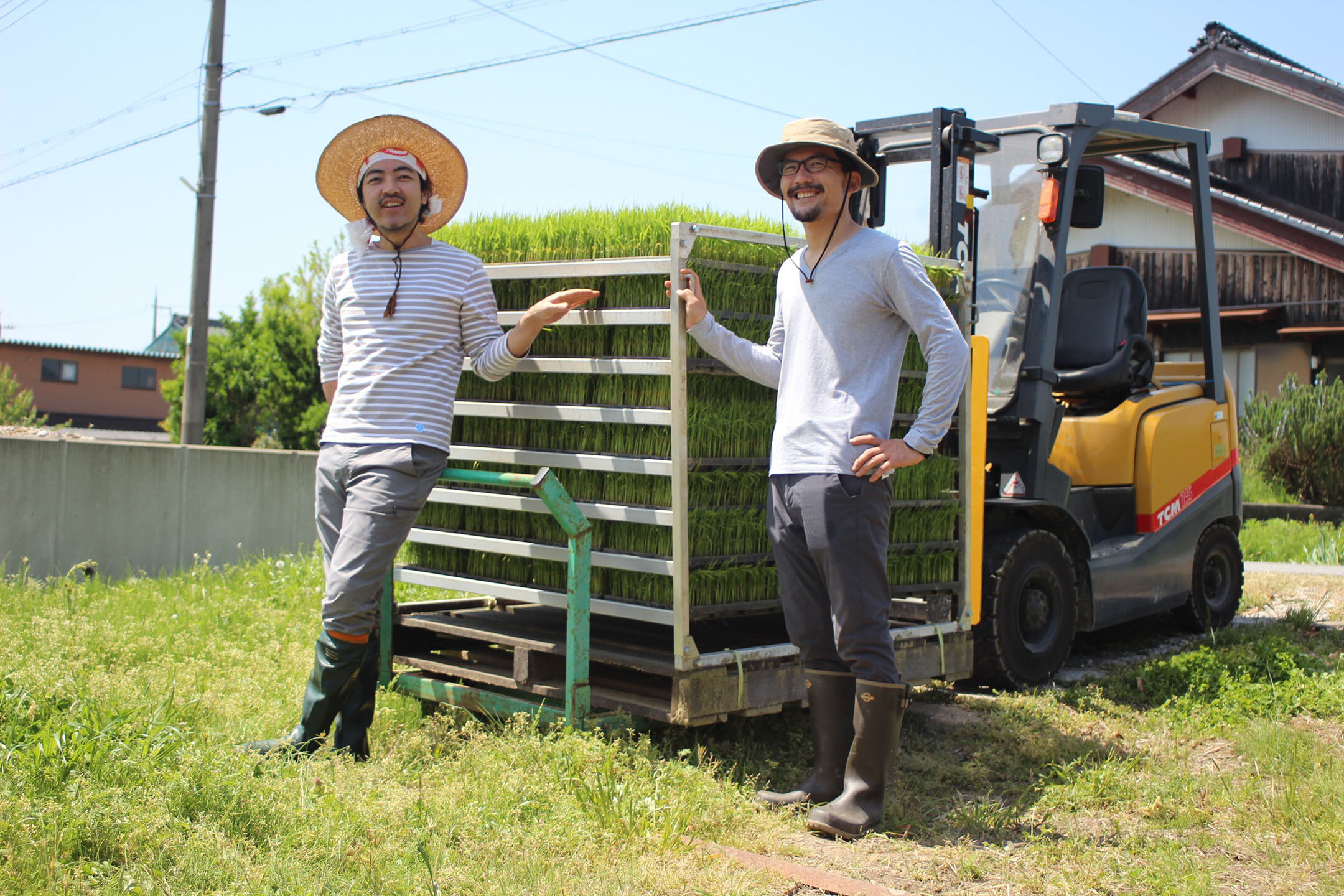 農家の立見さんと米作りをする堀田さん
