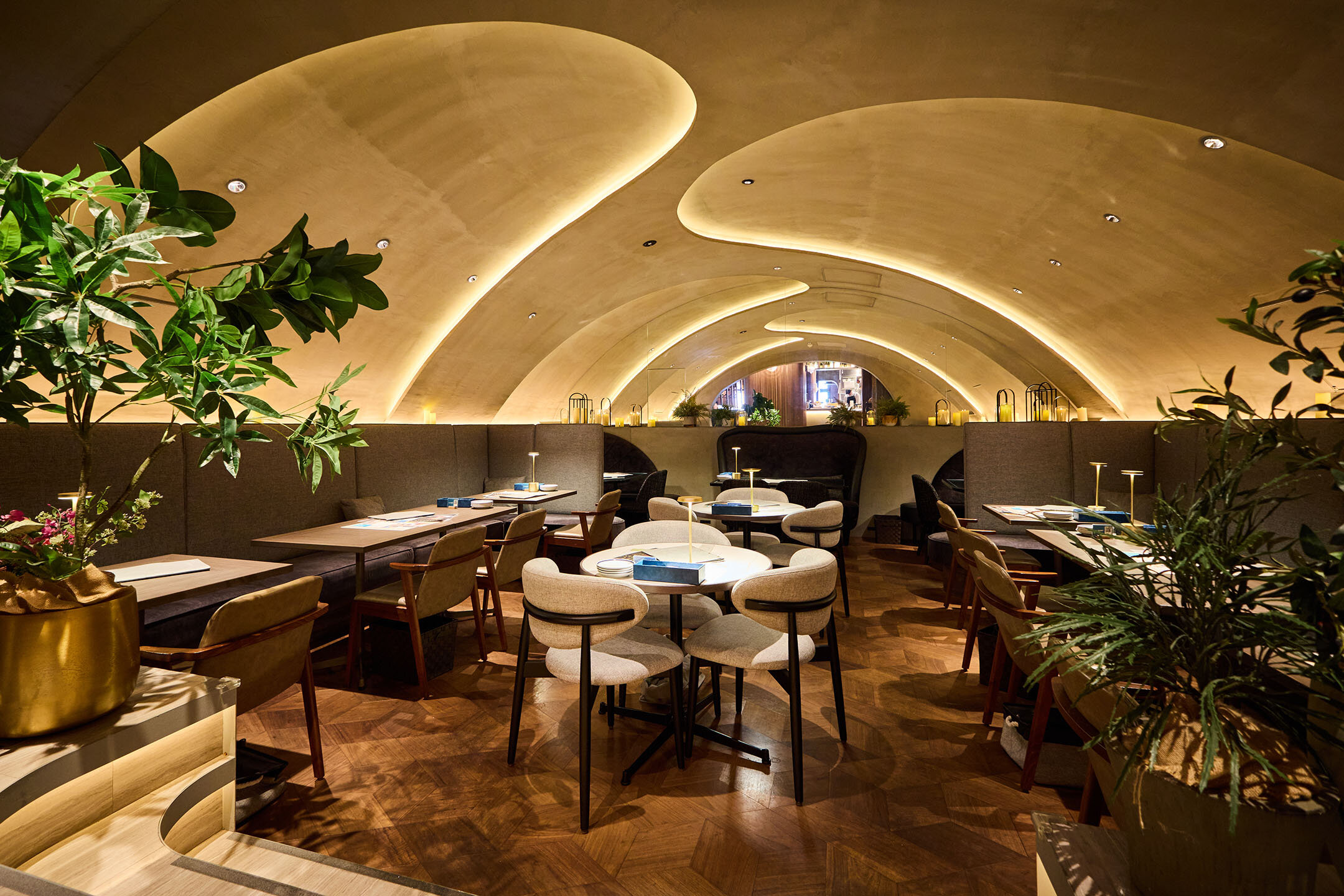 『オイスターバー&ビストロ ワーフ有楽町』の店内、大人の空間が広がる