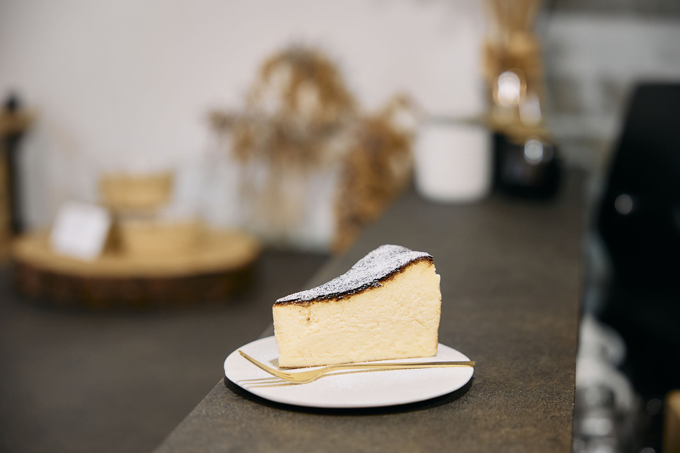 濃厚な味わいのバスクチーズケーキにフォークを添えて