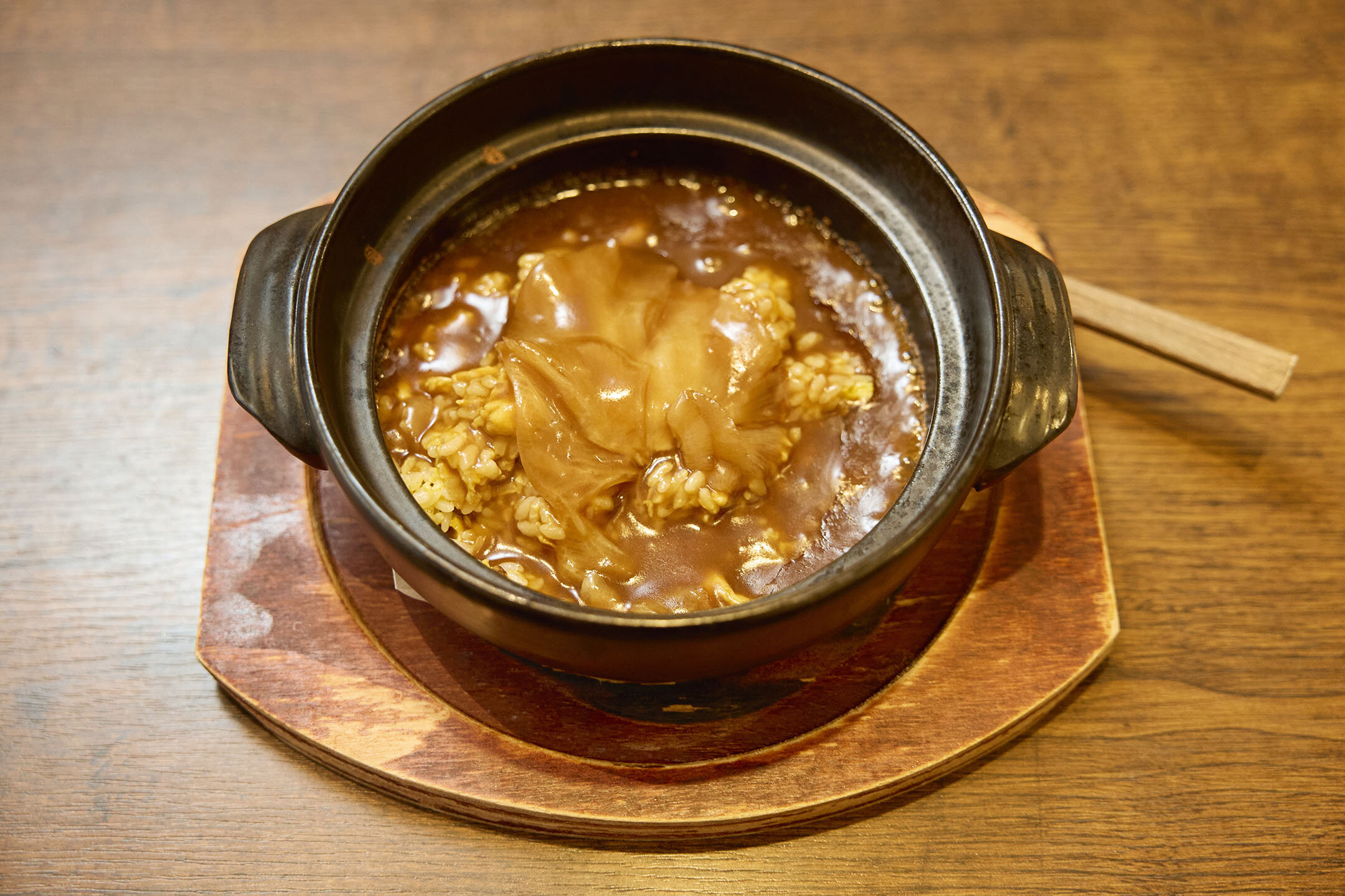土鍋に盛り付けられた『フカヒレ姿煮あんかけチャーハン』