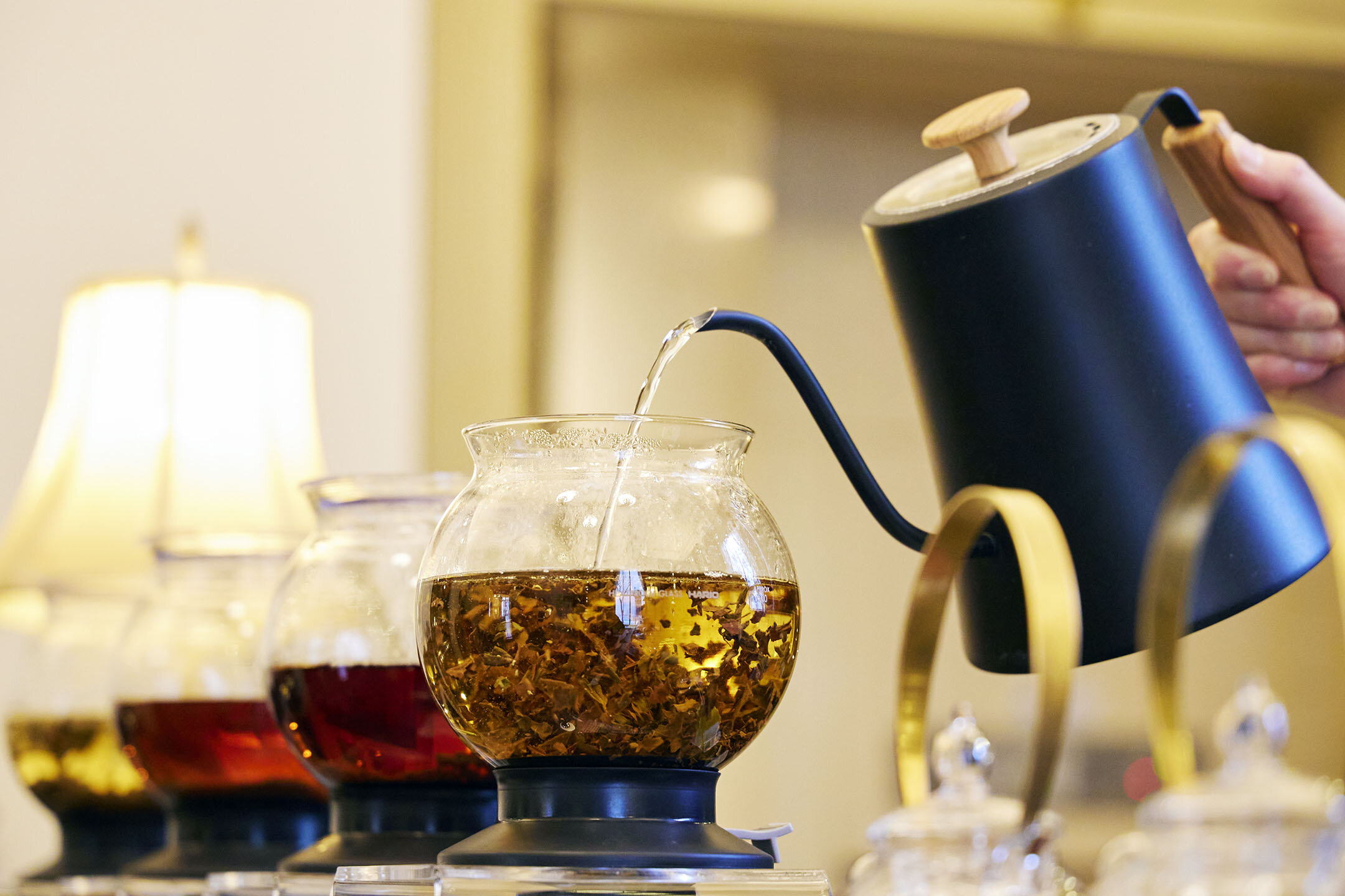 紅茶の茶葉にお湯を注いでいる様子