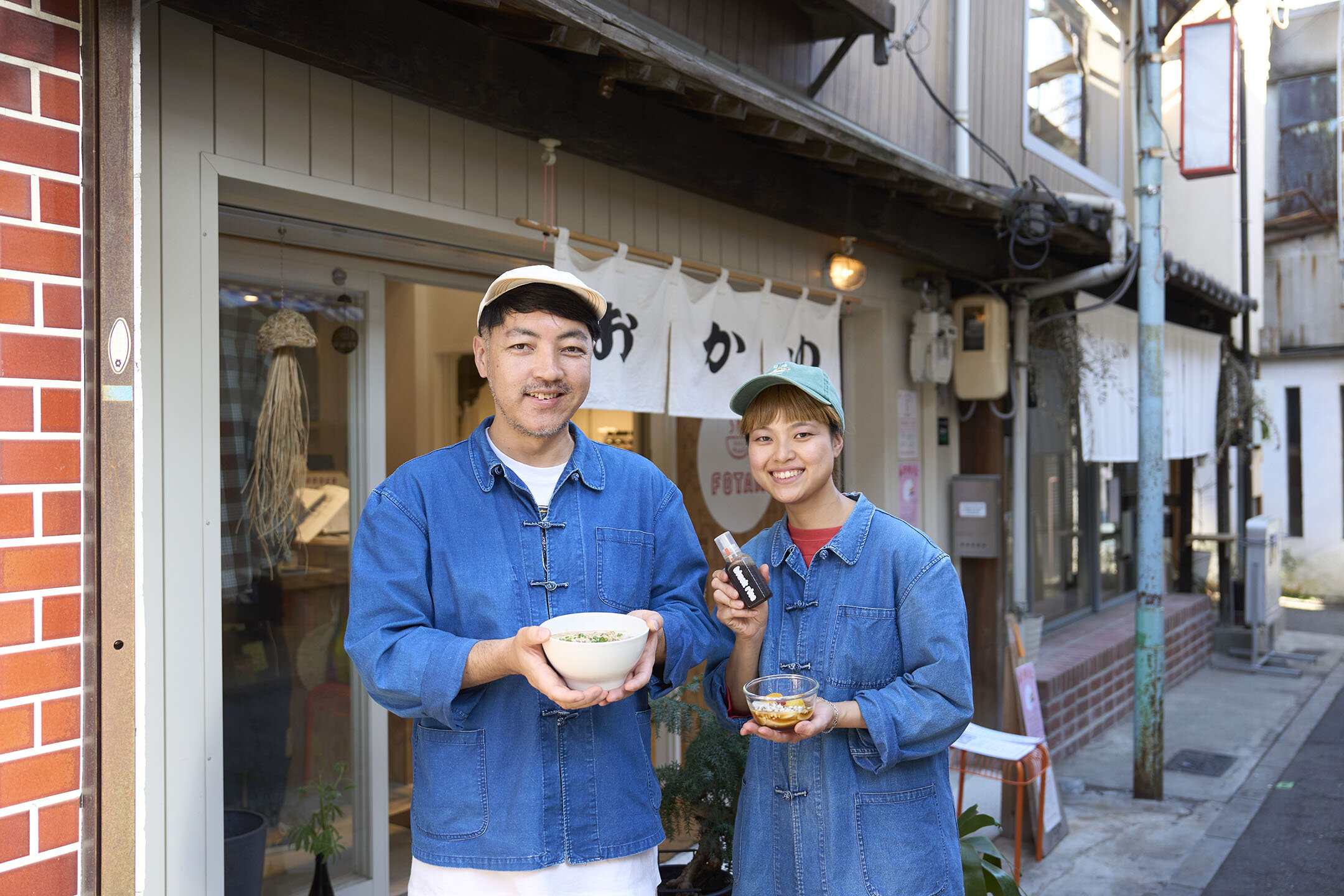『Rice meals FoTan』お店の前、ご夫婦並んで素敵な笑顔