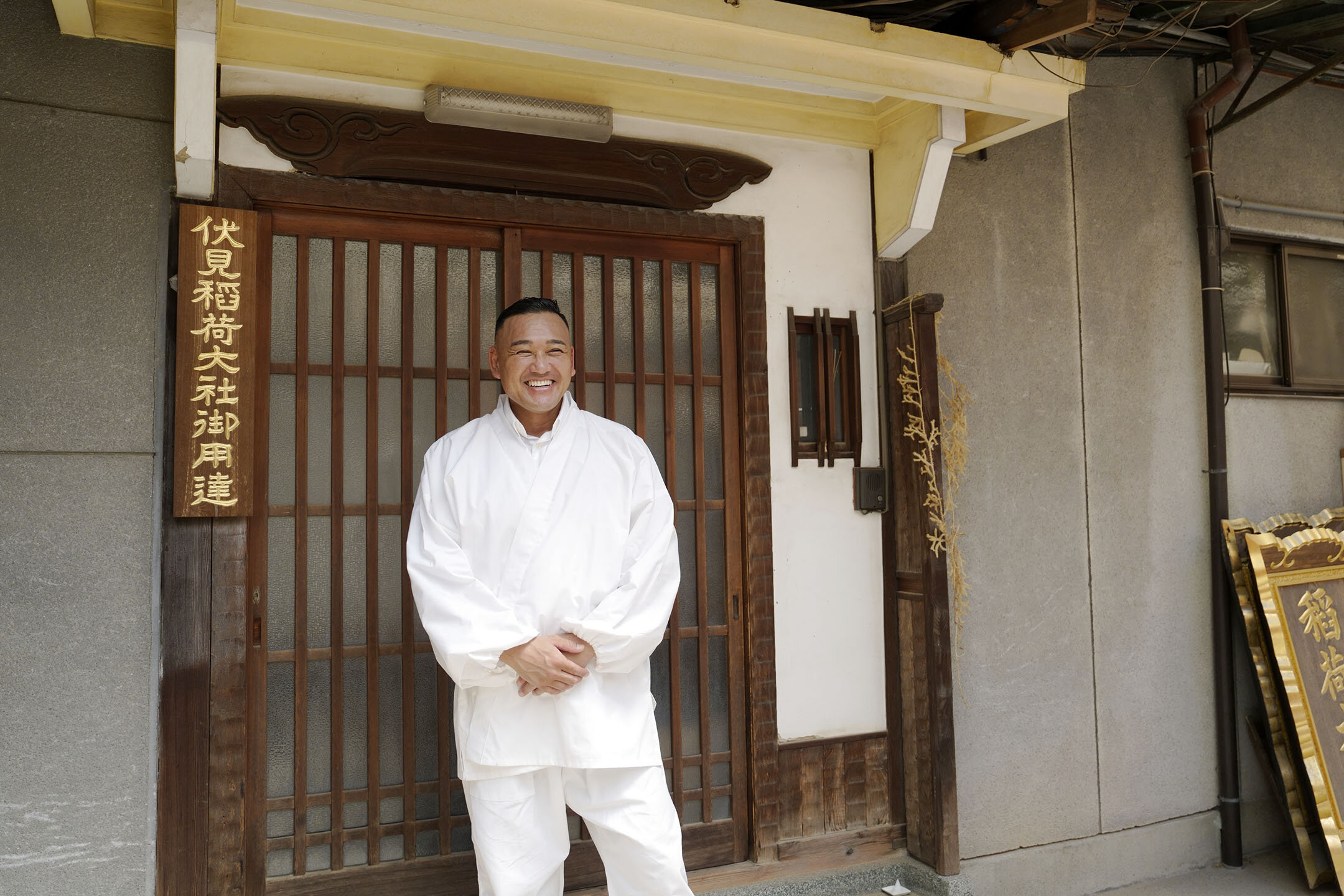 工房と一体になった長谷川工務店の事務所兼実家前に立つ長谷川さん