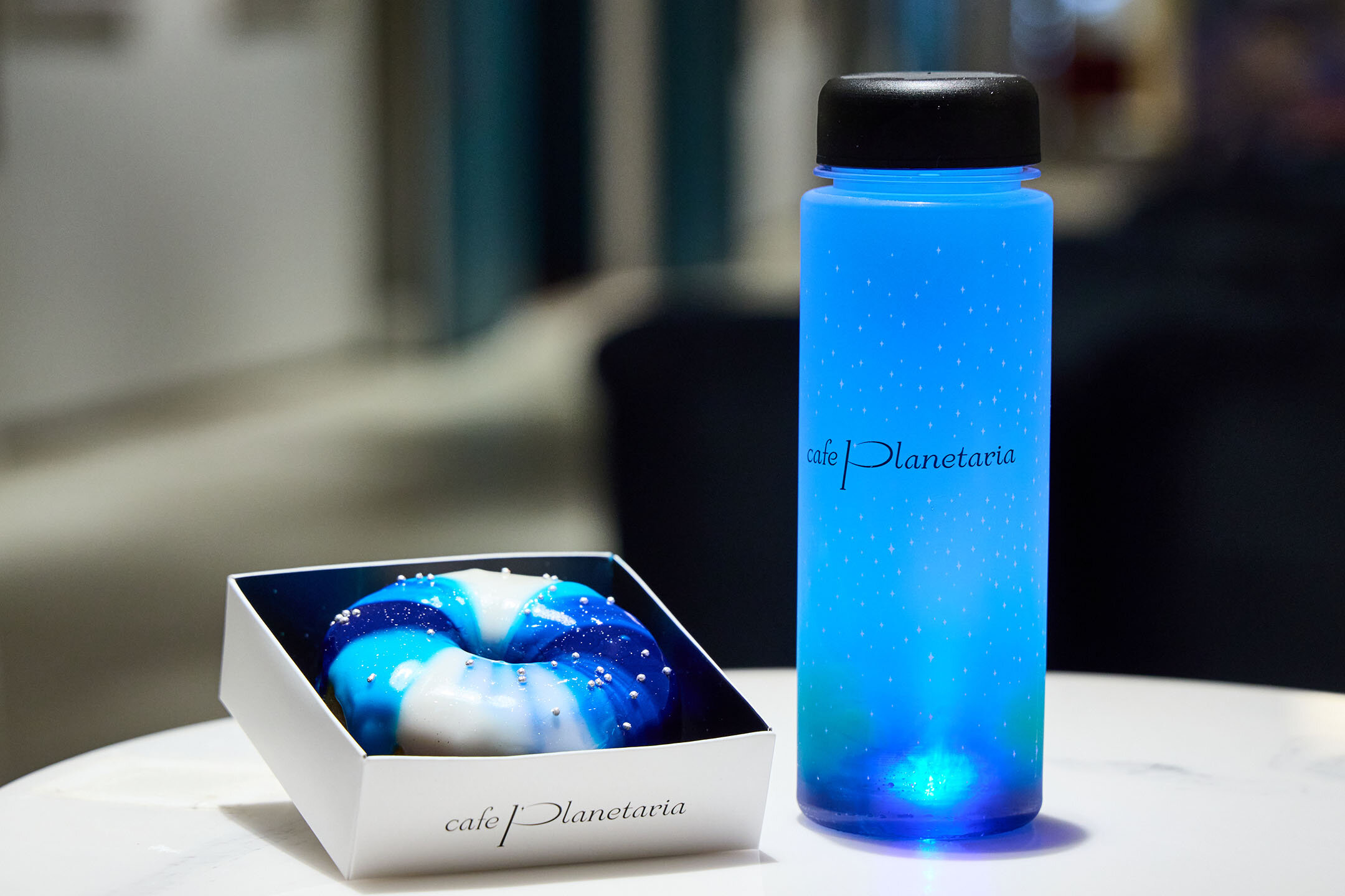 カフェメニュー。ギャラリードーナツとスターリーボトル ブルーレモネード