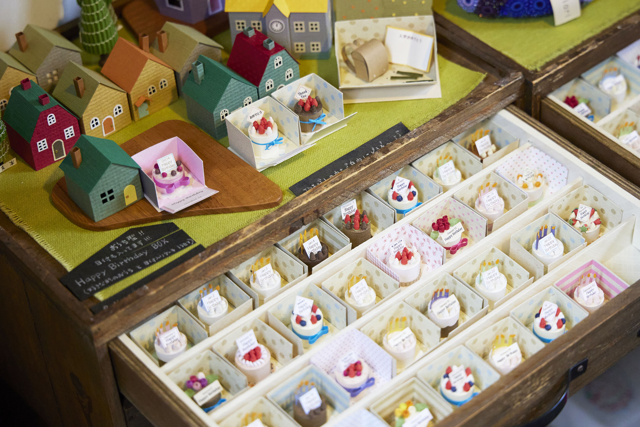 引き出しをあけると、かわいい小さなホールケーキがずらり並ぶ