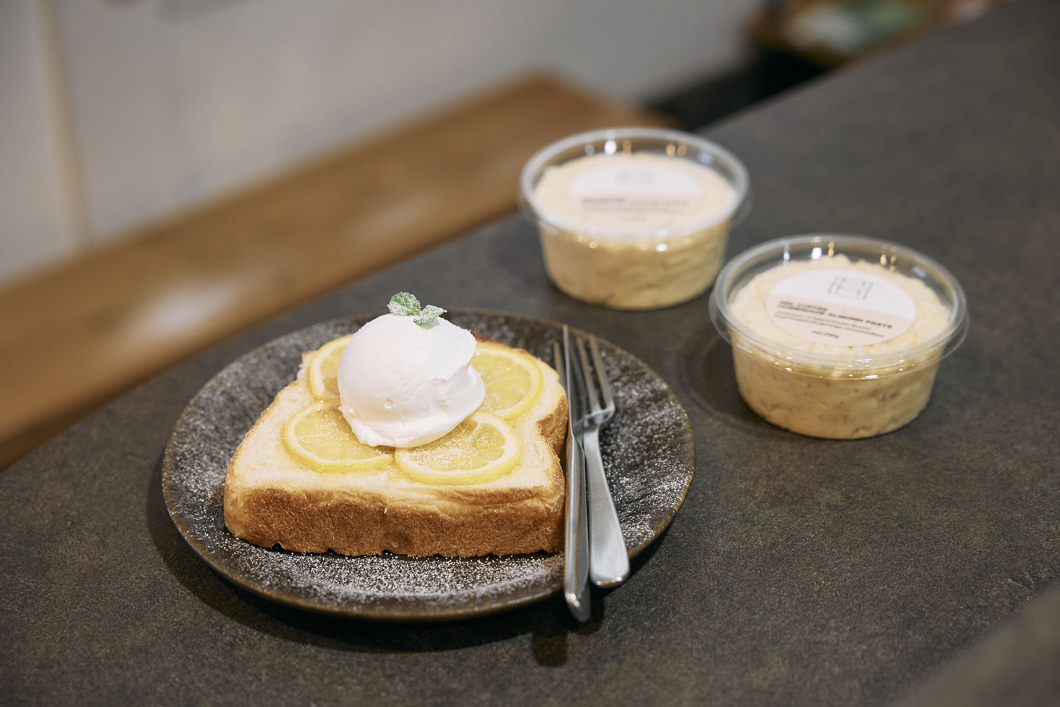 ホイップクリームがのったハニーレモントーストとテイクアウトもできるアーモンドペースト