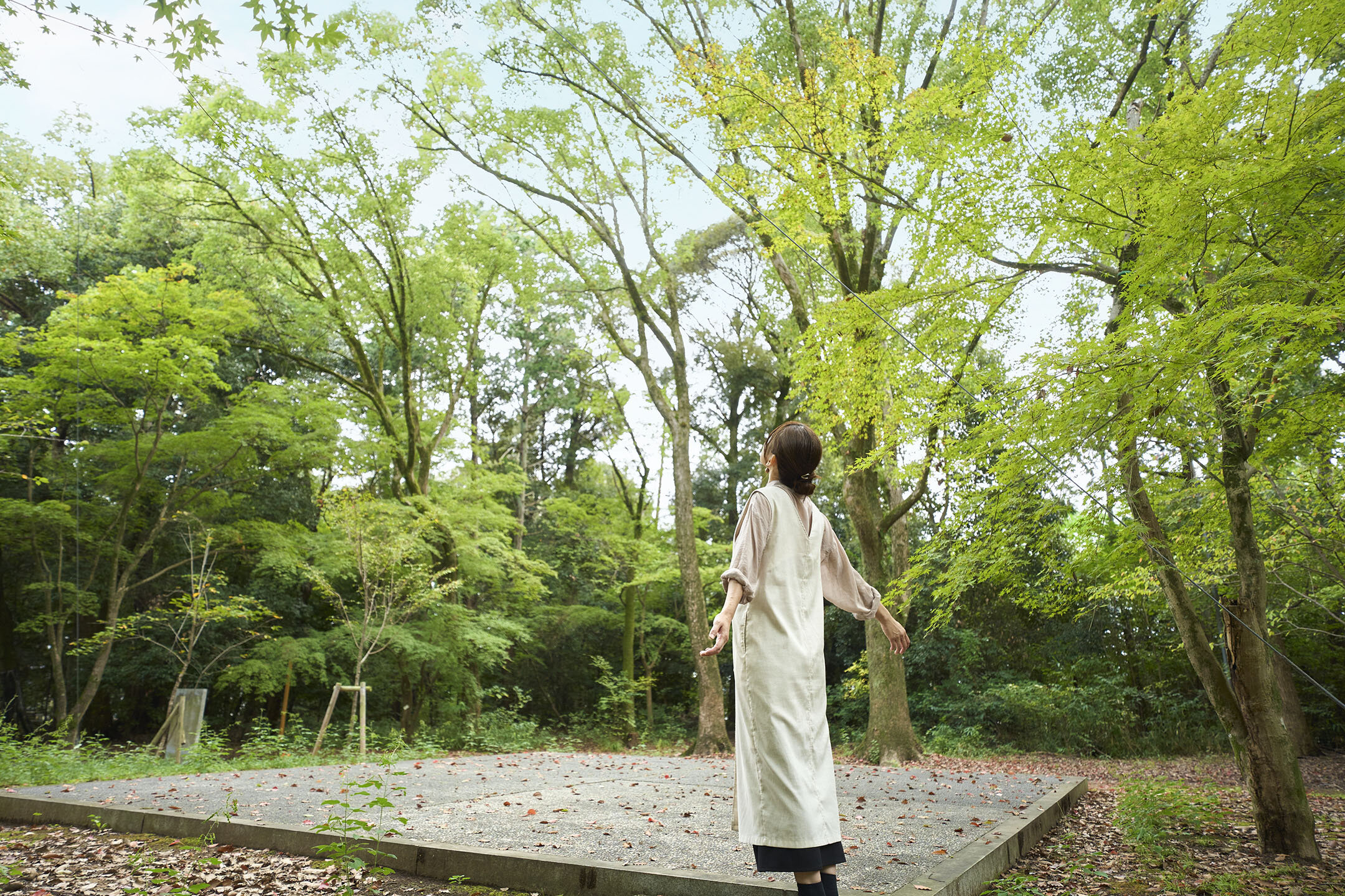 本殿裏の『鶏冠木の苑』で気持ちよさそうに深呼吸する由紀子さん