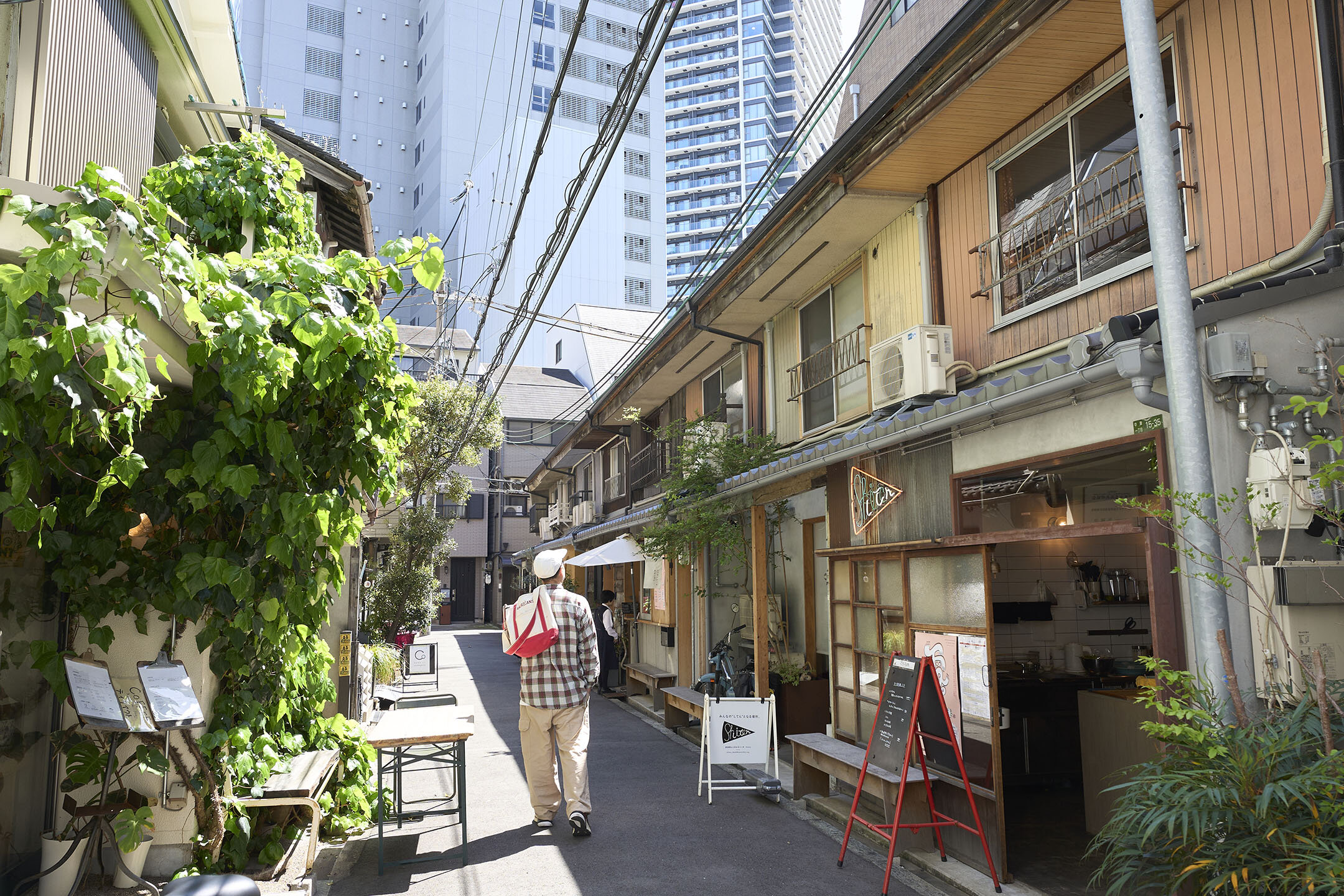 『キタの北ナガヤ』を散策する堀田さんの後ろ姿