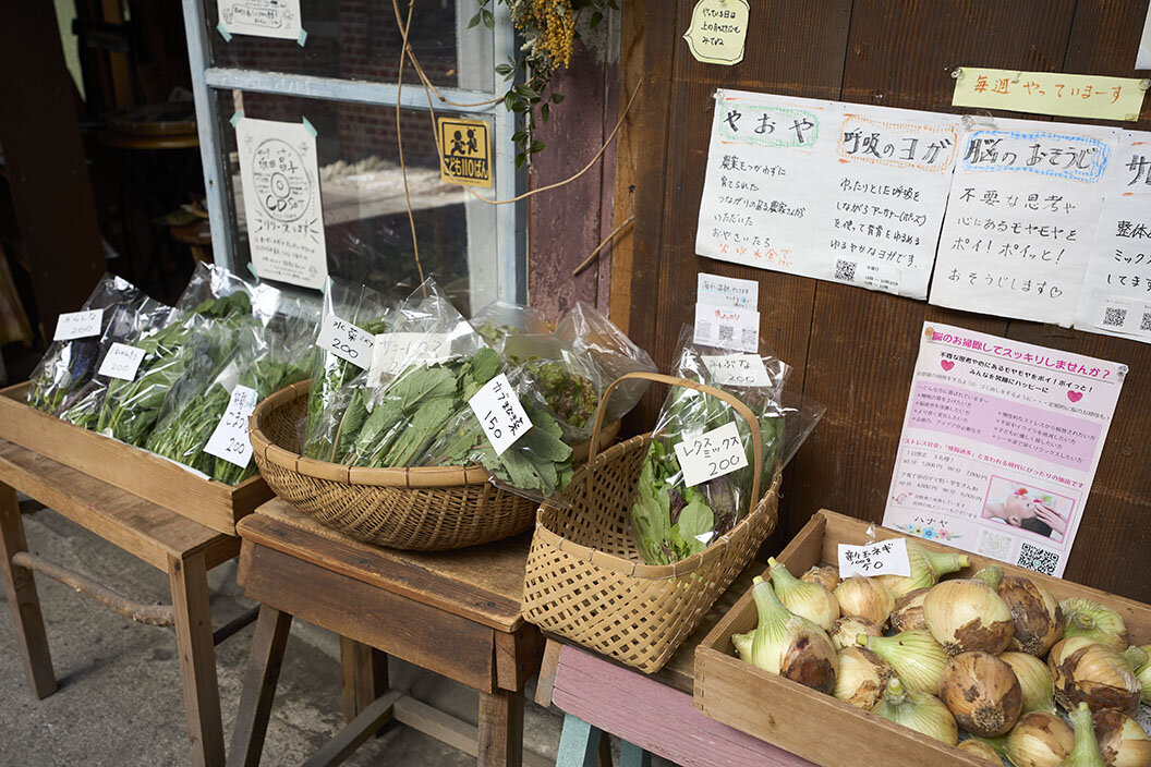 新鮮な野菜がならぶ八百屋の店先