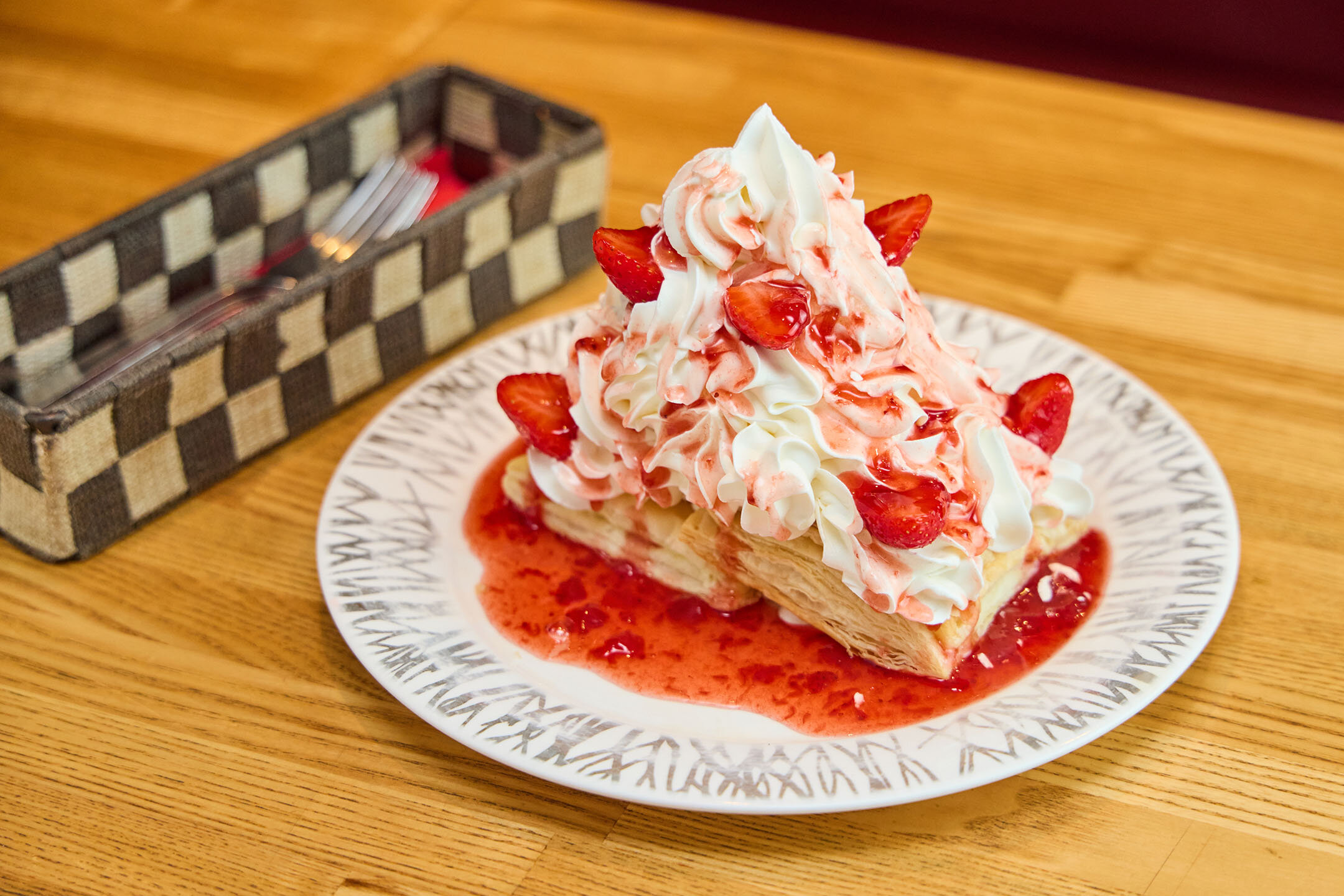 ストロベリーパイ。パイの上に生クリームがたっぷり盛られる