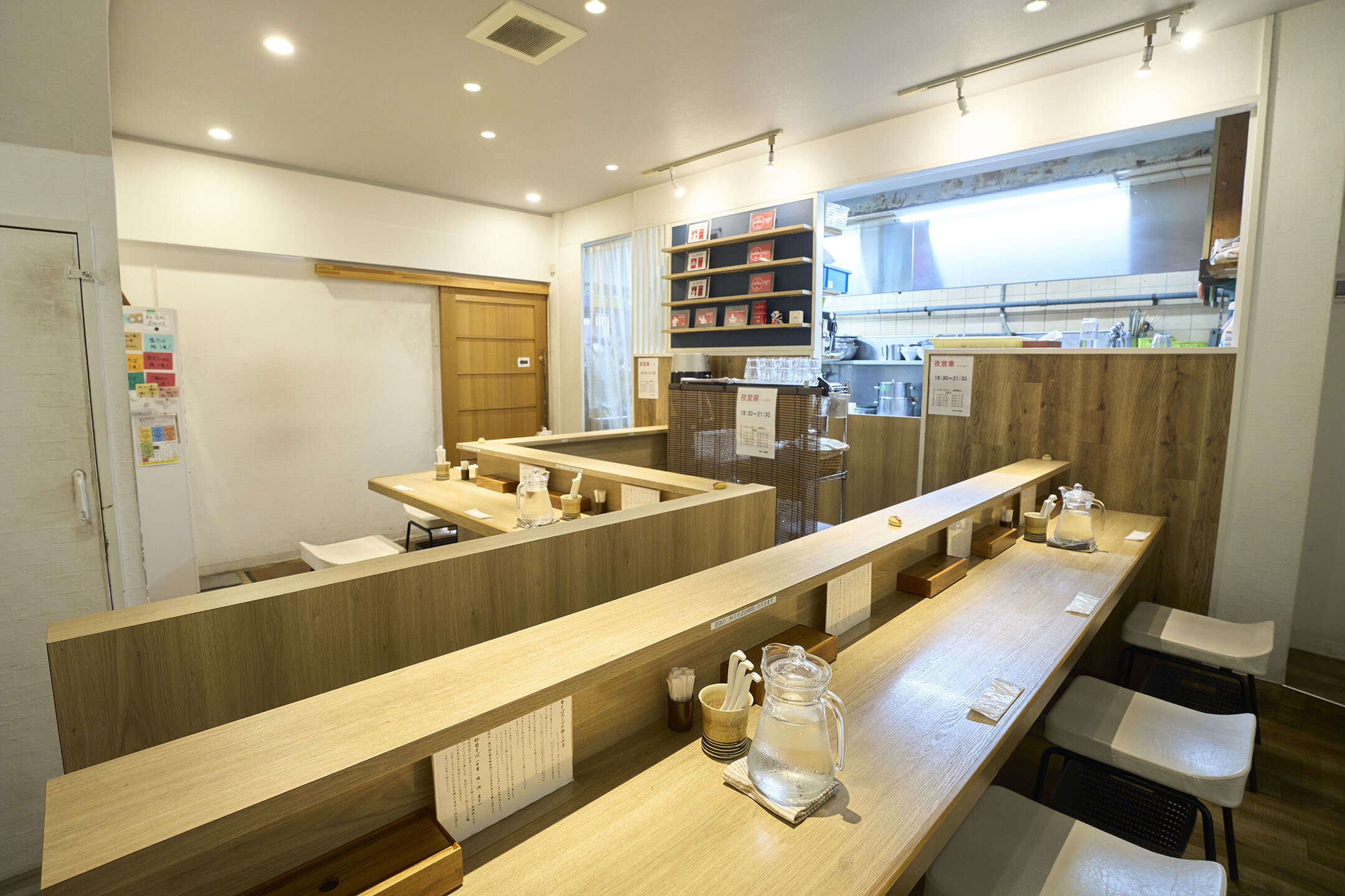 店内はカウンターのみ。おしぼりや水、レンゲが置かれている。