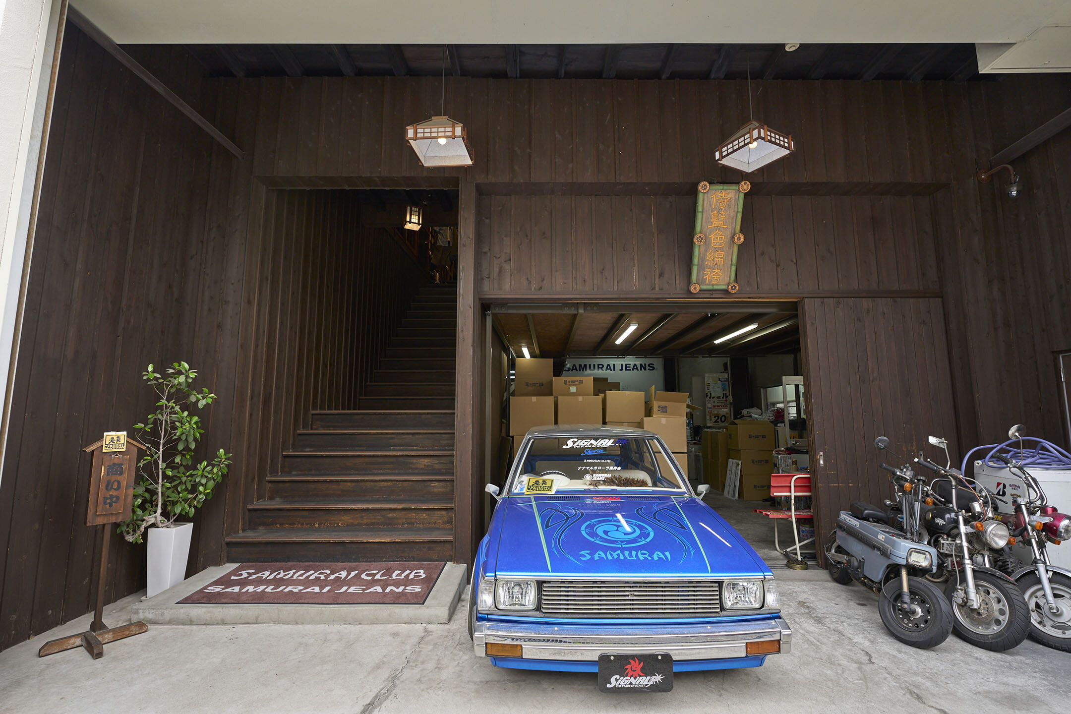 青い車が飾られているサムライ大阪梅田本店の外観