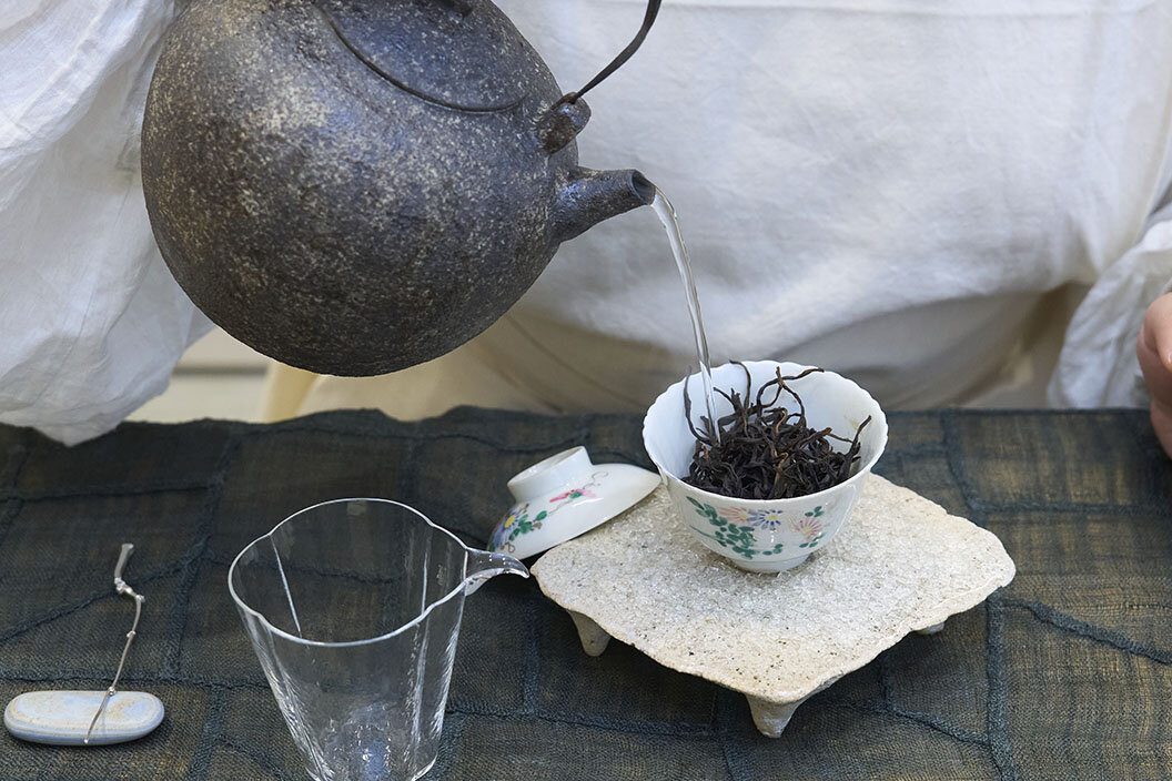 茶葉の種類によってお湯の注ぎ方を変えている