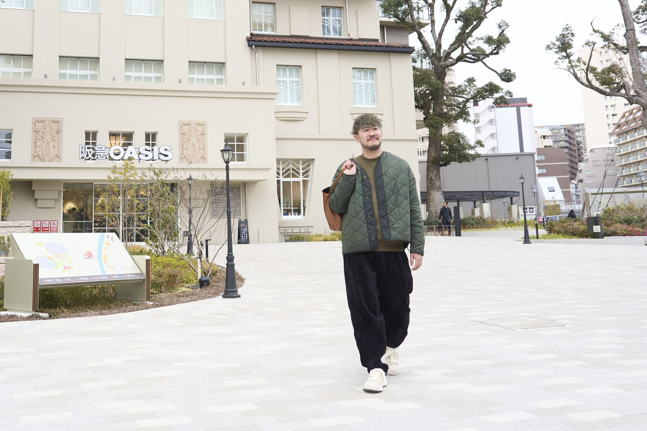 旧宝塚ホテル前、成人式のことを思い出しながら歩く寺地さん