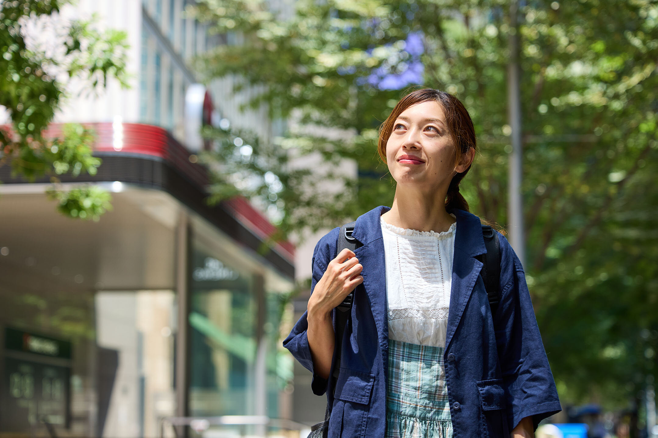 日比谷仲通り、気持ちよく散歩する髙谷さん
