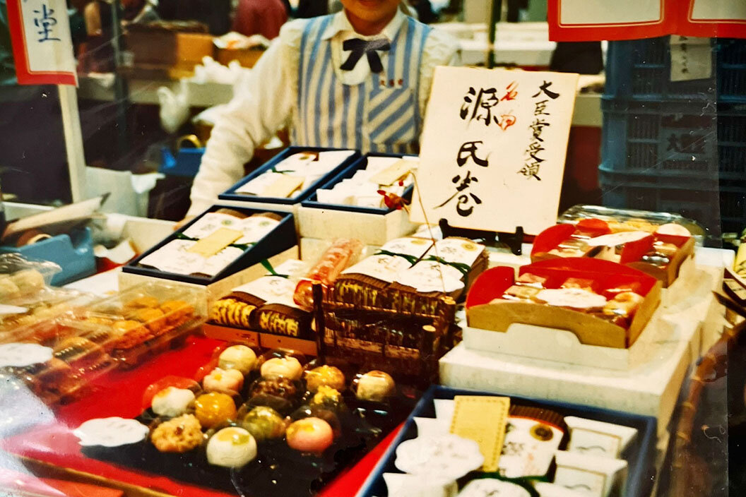 旧店舗時代の『源氏巻』や和菓子が並ぶ催事店頭