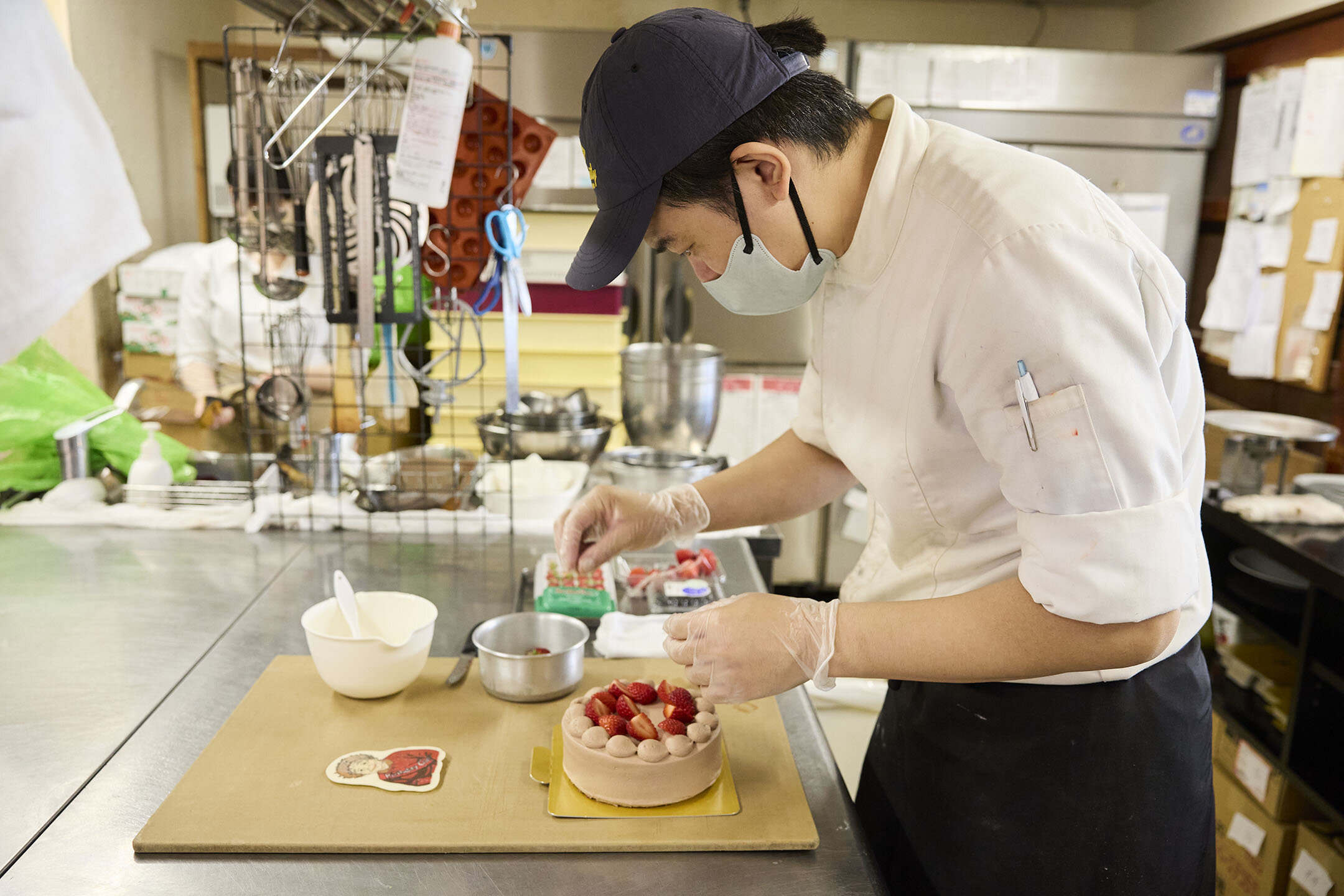 おばあちゃんの誕生日のデコレーションケーキを準備している様子