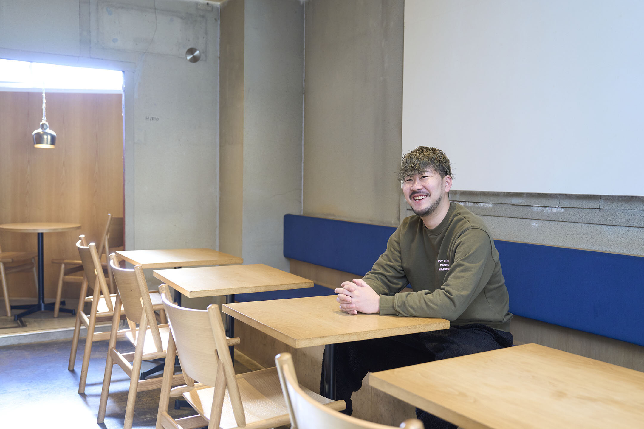 『シクト』の店内、椅子に腰かけてコーヒーの美味しさを語ってくれる寺地さん