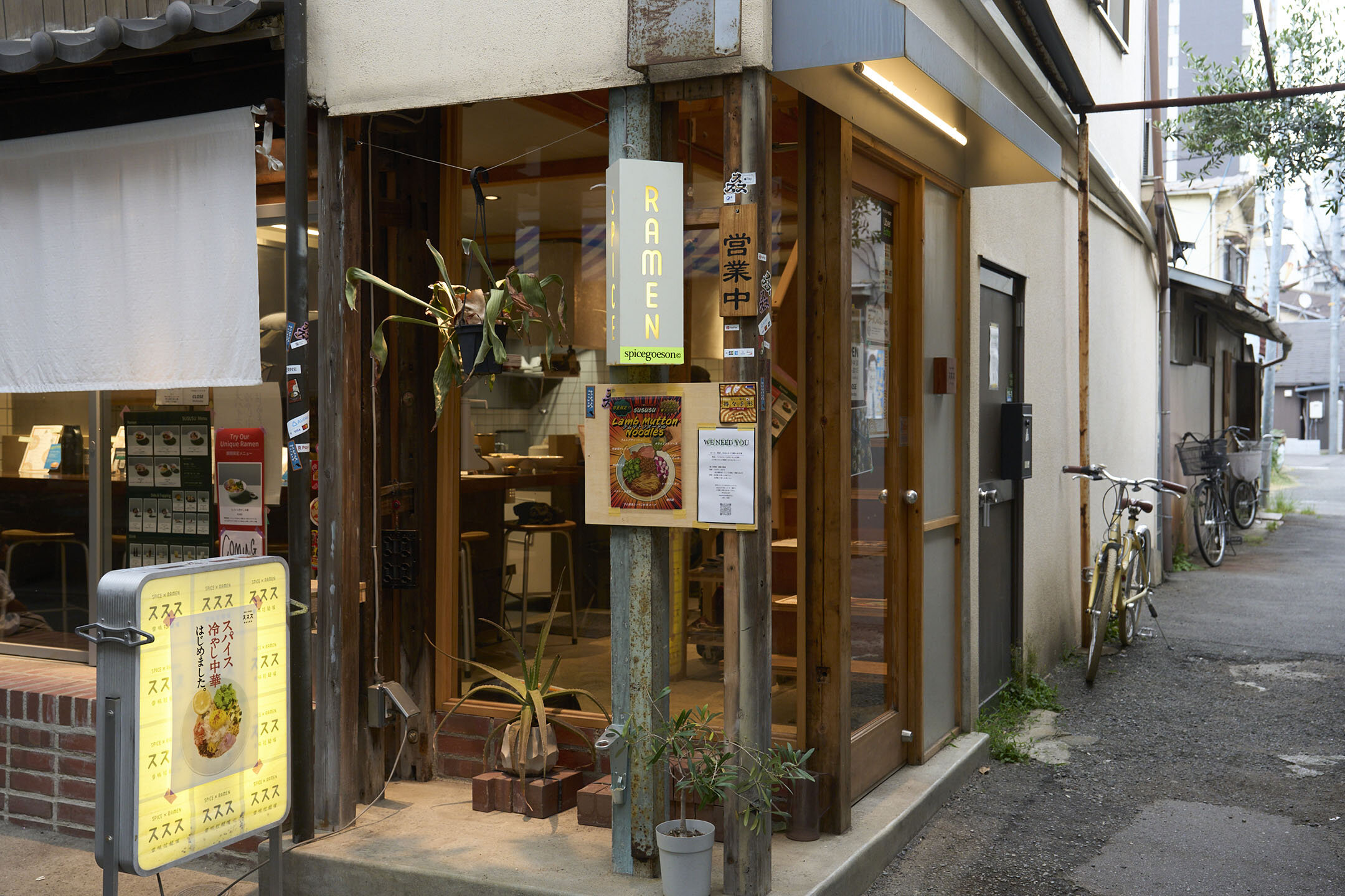 SPICE×RAMEN スススの外観と路地