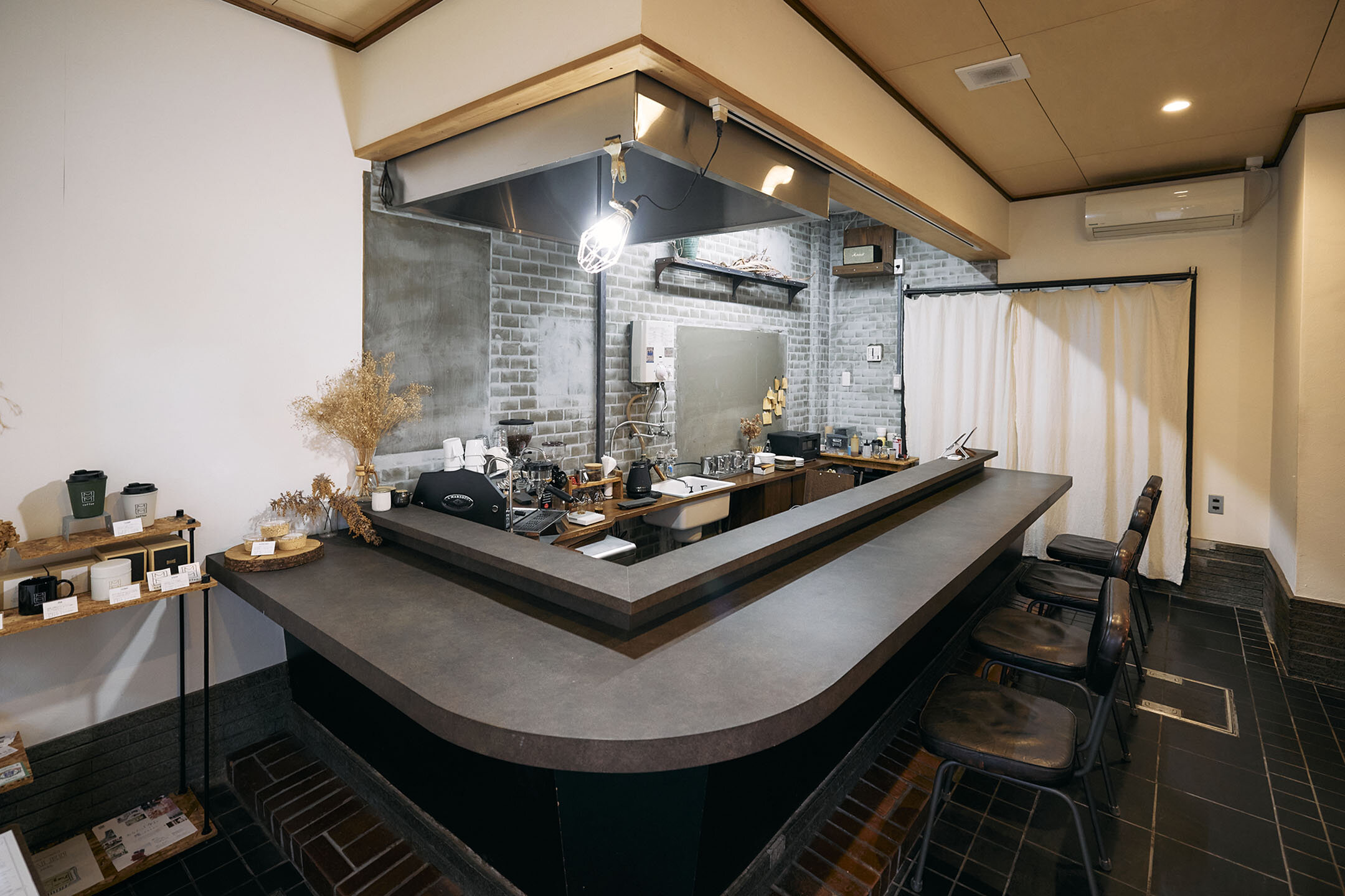 カウンター4席と2人掛けテーブルが2つあるシンプルな店内