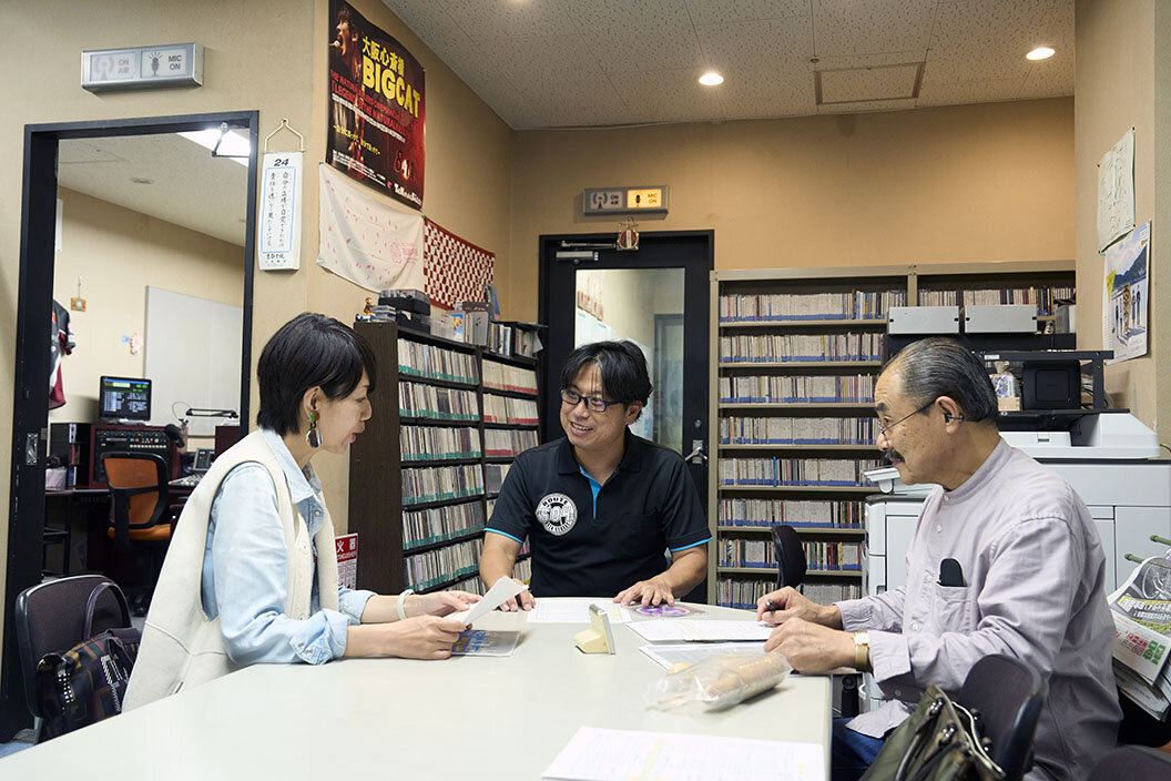 放送前にディレクター、大芝さんと打ち合わせ