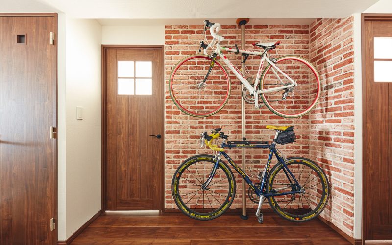 シンプルな空間に、趣味の自転車とレンガが際立つお部屋に